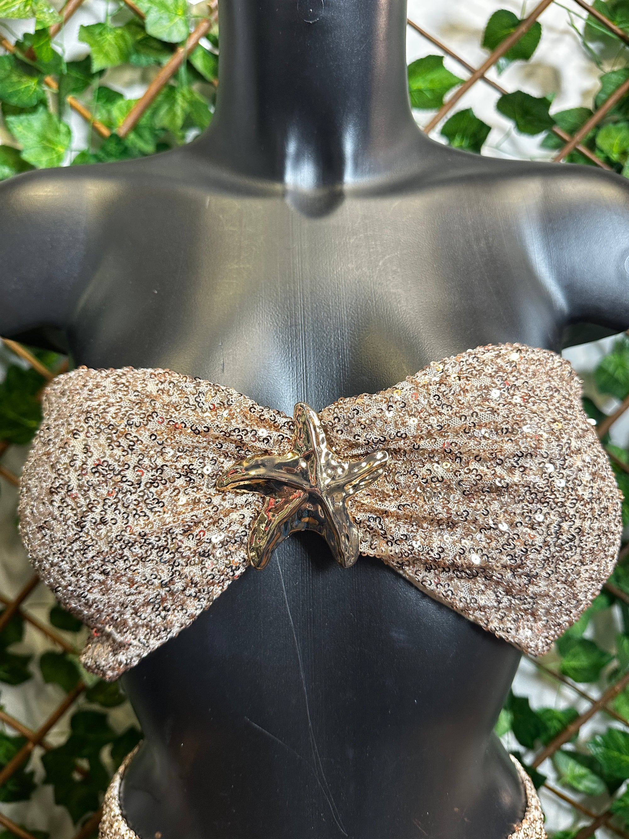 Top con stella marina dorata + gonna con pantaloncini (in paillettes) | taglia unica