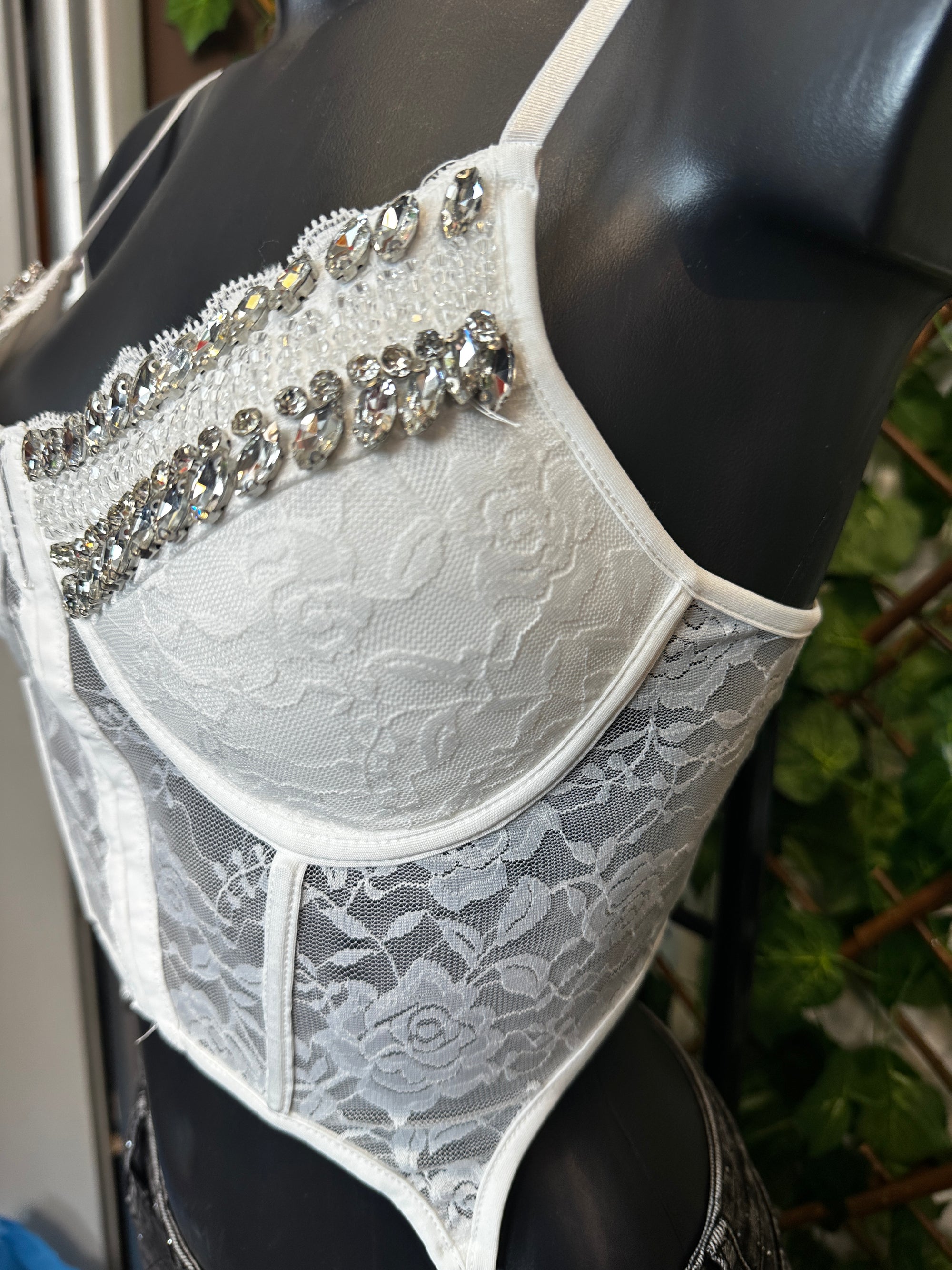 Corsetto in pizzo con diamantini e l'apertura davanti TU