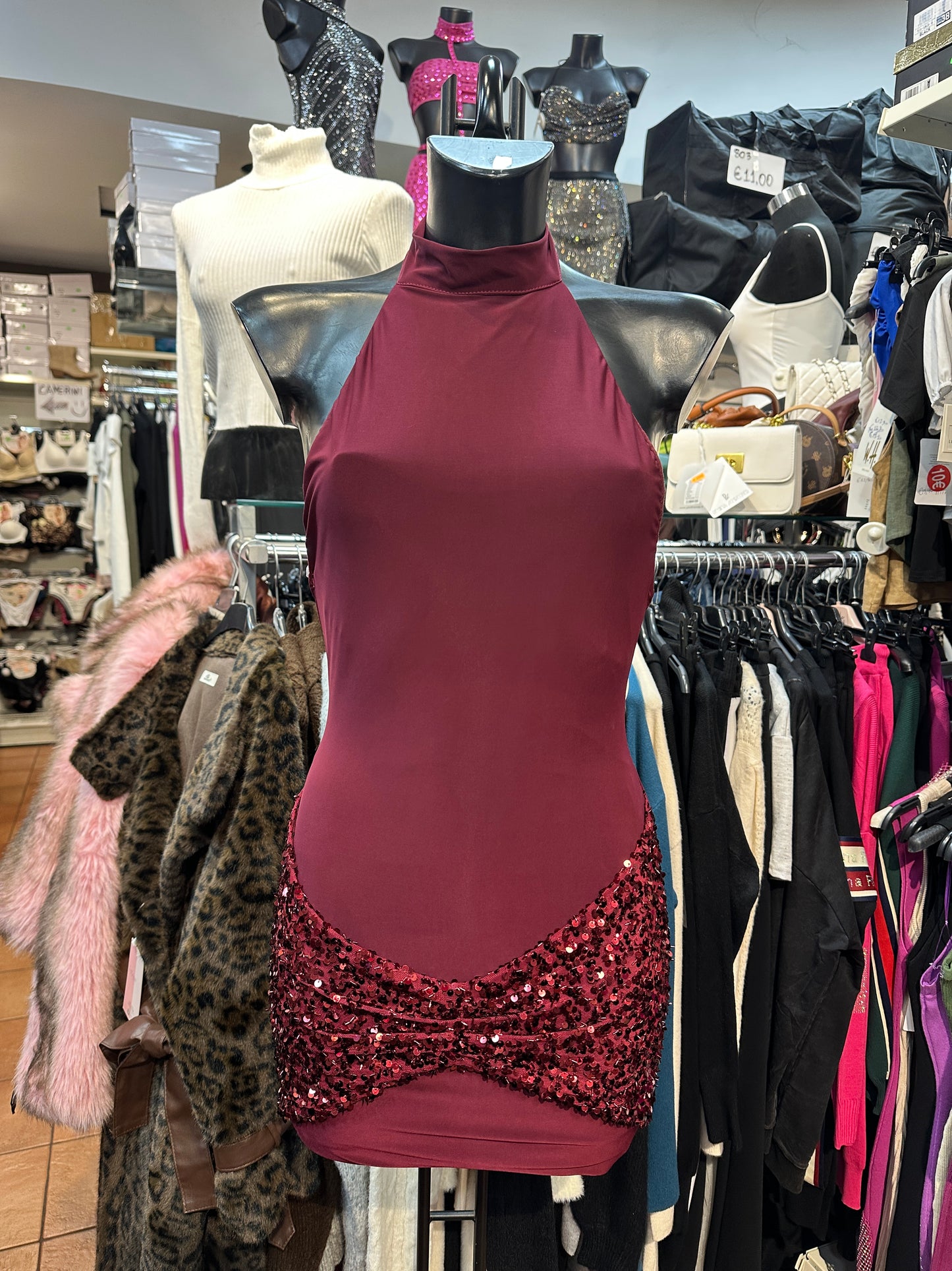 Mini-abito collo alto e schiena scoperta con fascia in paillettes – ONDA SEDUCENTE ✨🎶