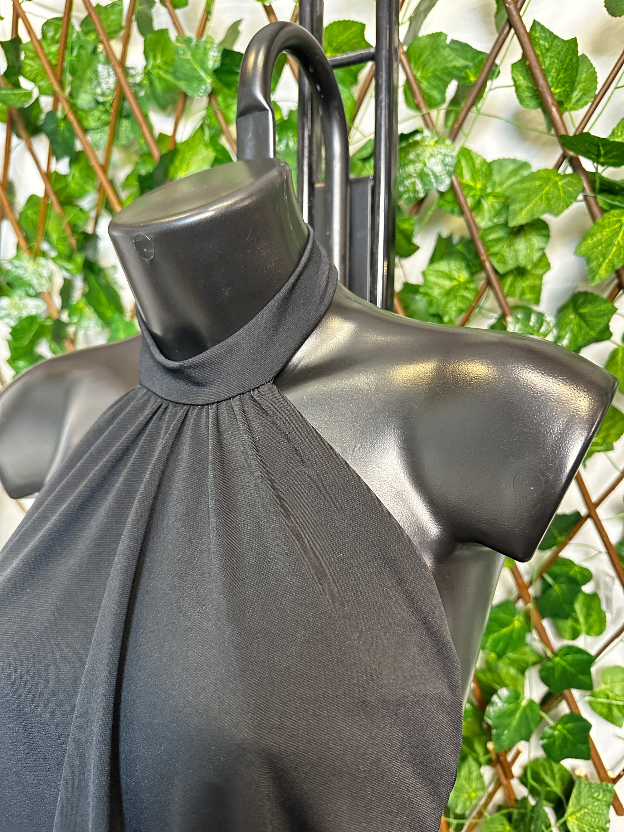 Vestito elegante corto con collo alto e la schiena scoperta | taglia unica