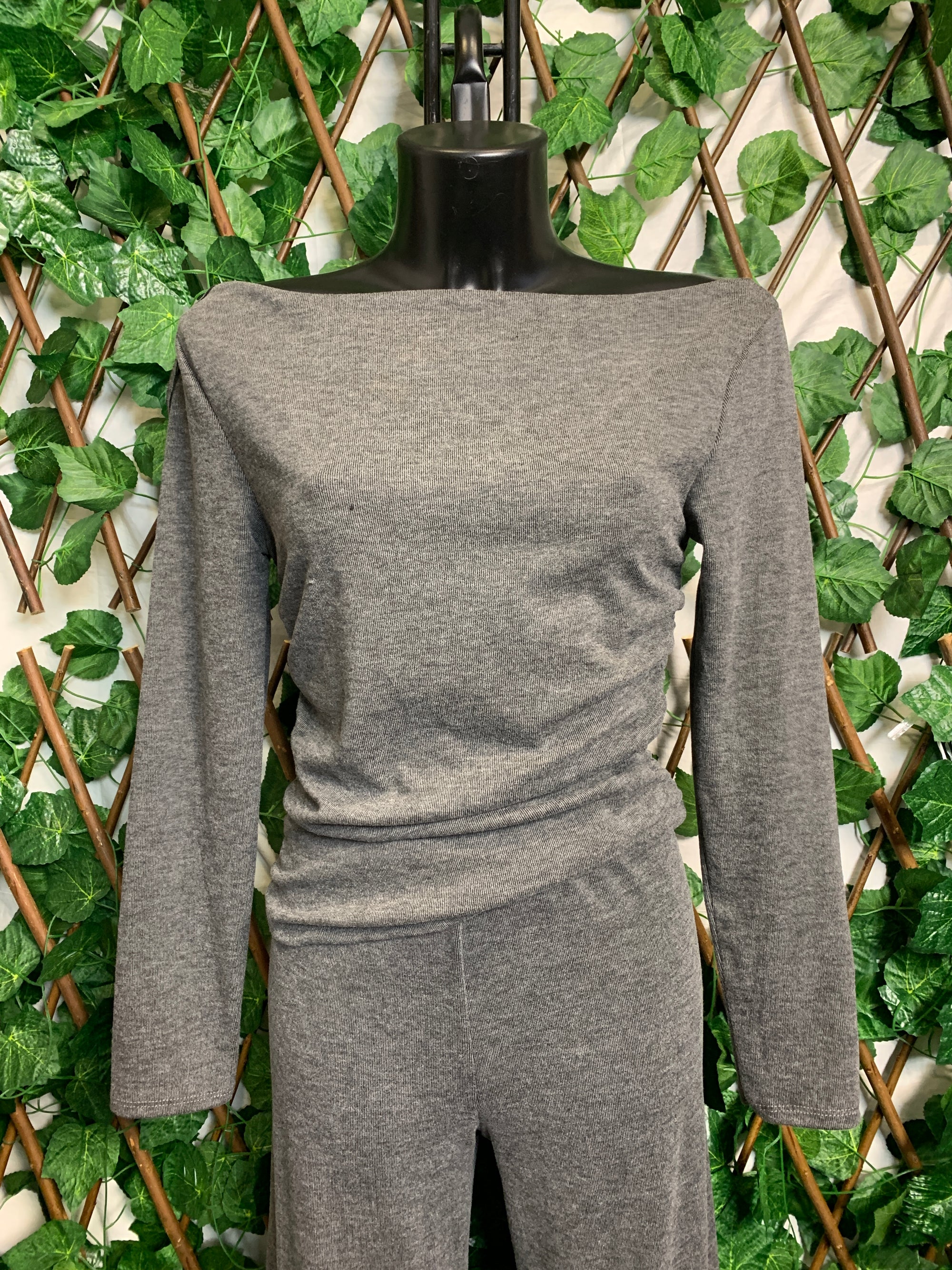 Completo in felpa con collo largo e pantaloni a palazzo