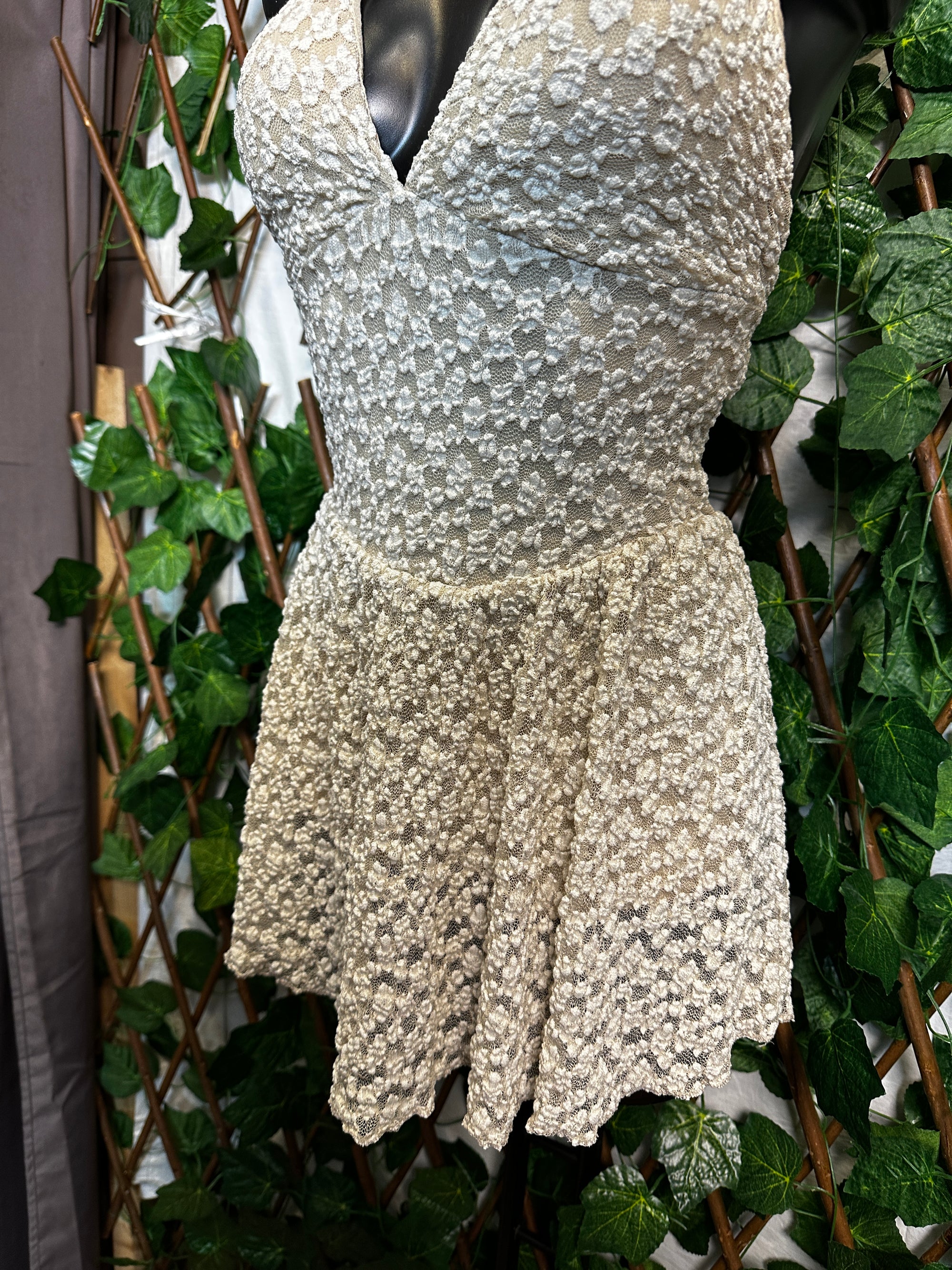 Modello crepe: vestito corto con la scollatura profonda con coppe e pantaloncini