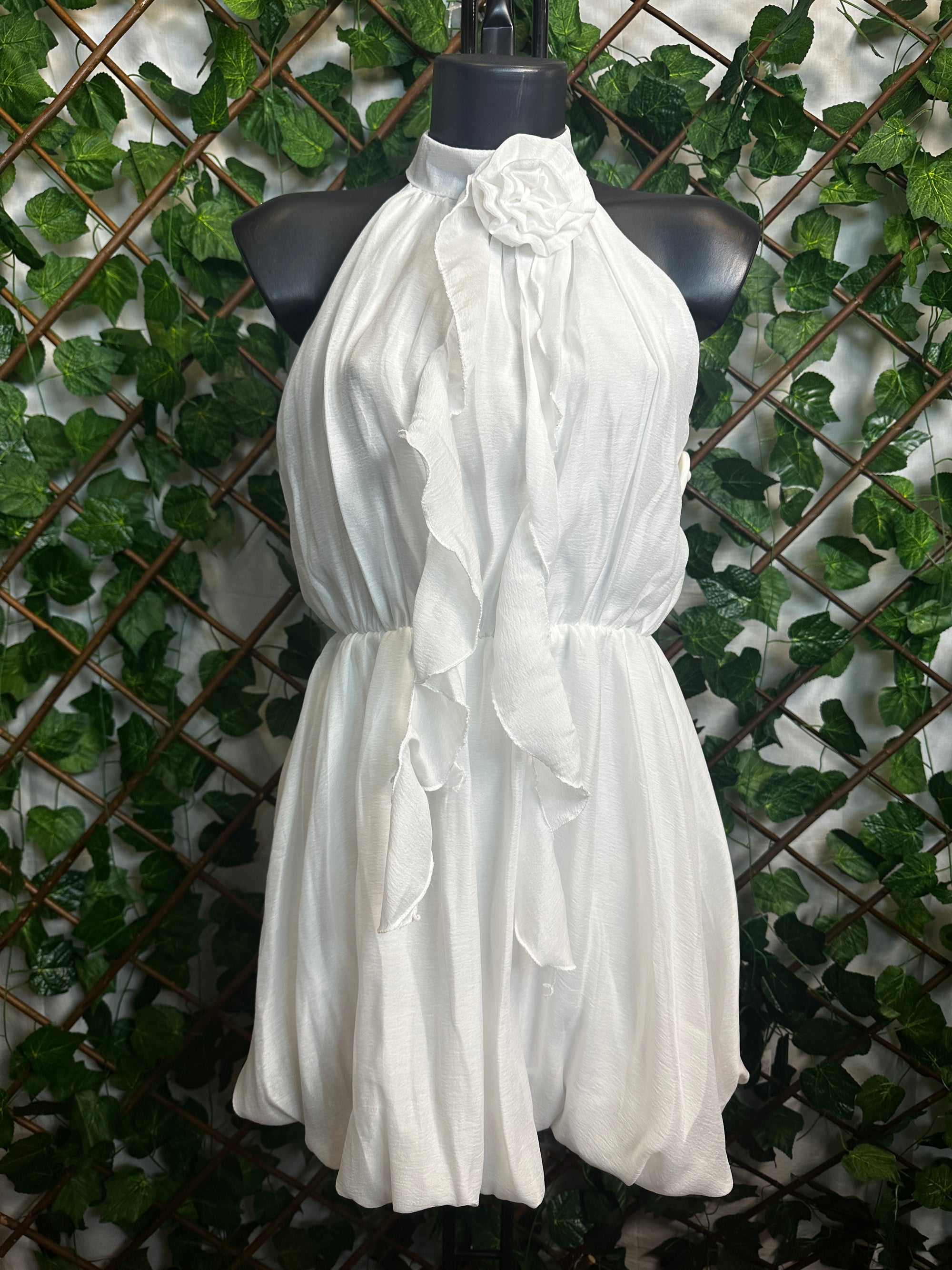 Vestito corto con dettaglio fiore