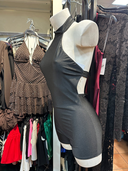 Tuta corta aderente con collo alto e schiena scoperta – OSSESSIONE NERA 🖤✨