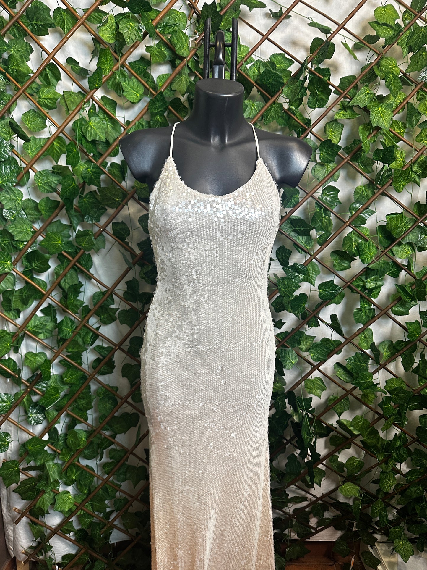 Vestito lungo elegante con la schiena scoperta in paillettes