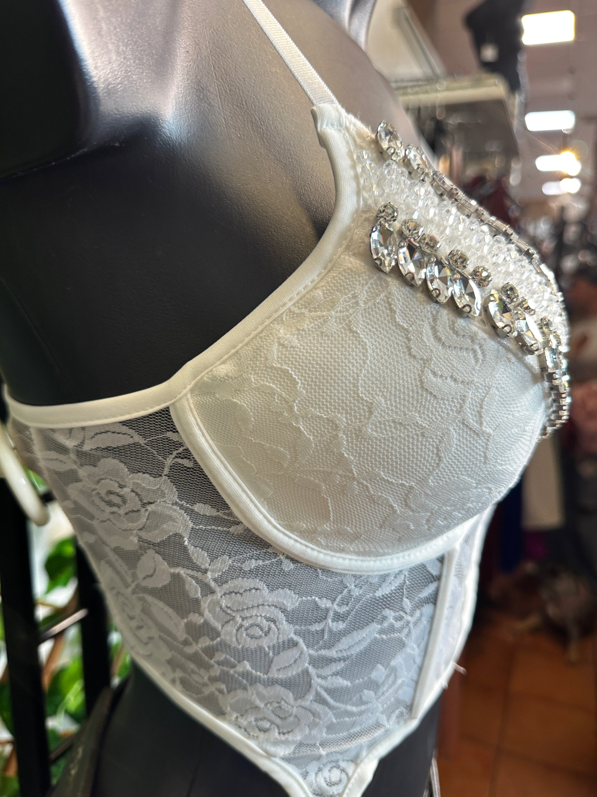 Corsetto in pizzo con diamantini e l'apertura davanti TU