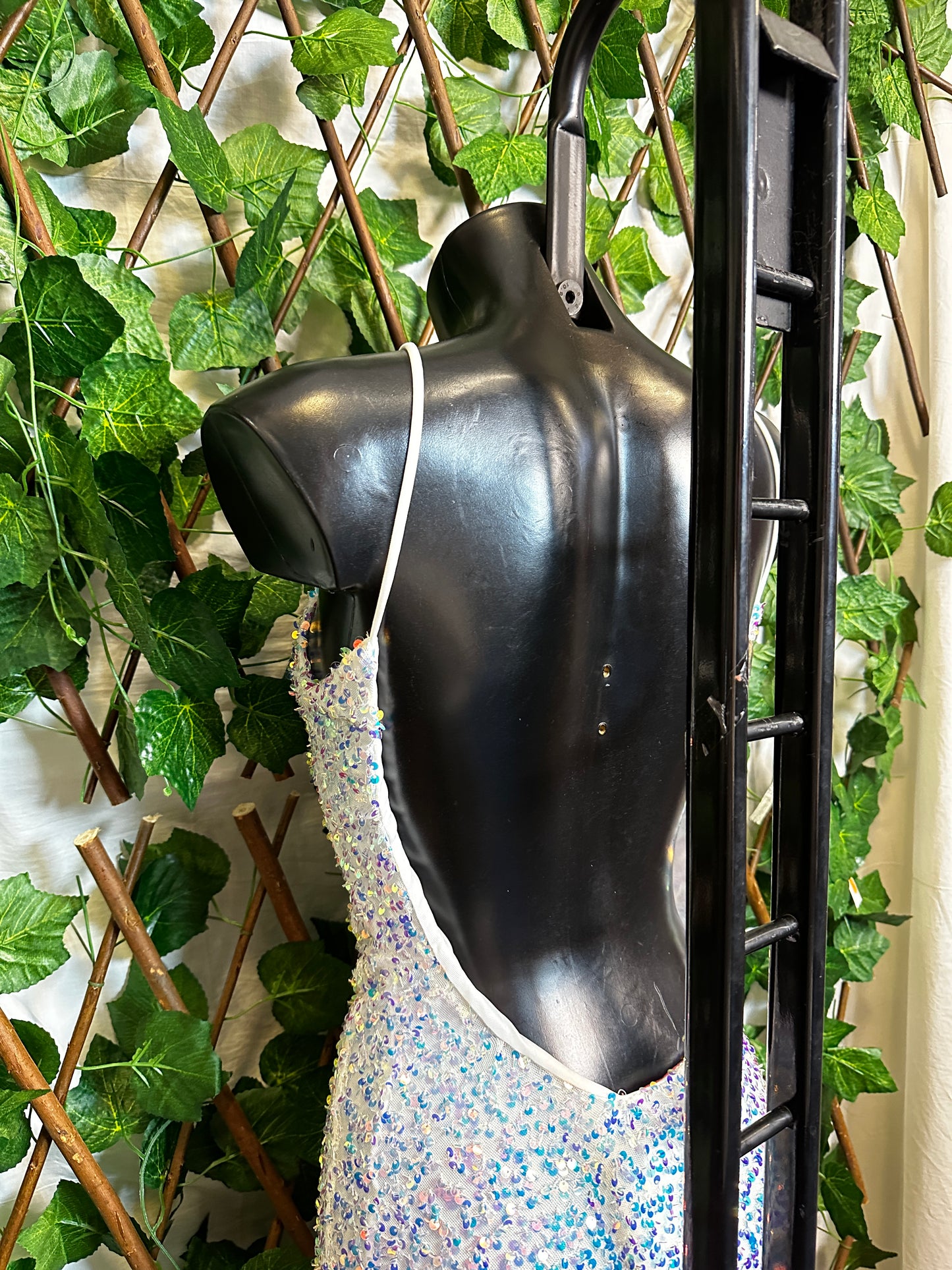 Modello paillettes: vestito corto con bretelle e la schiena scoperta