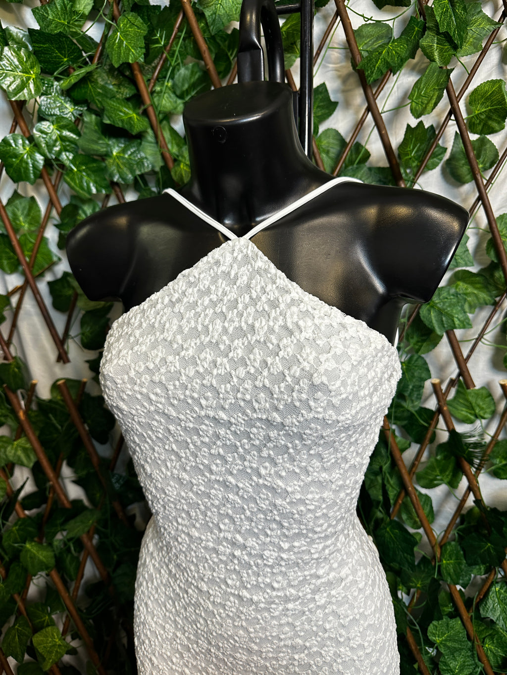 Modello crepe: vestito lungo con collo alto e schiena scoperta