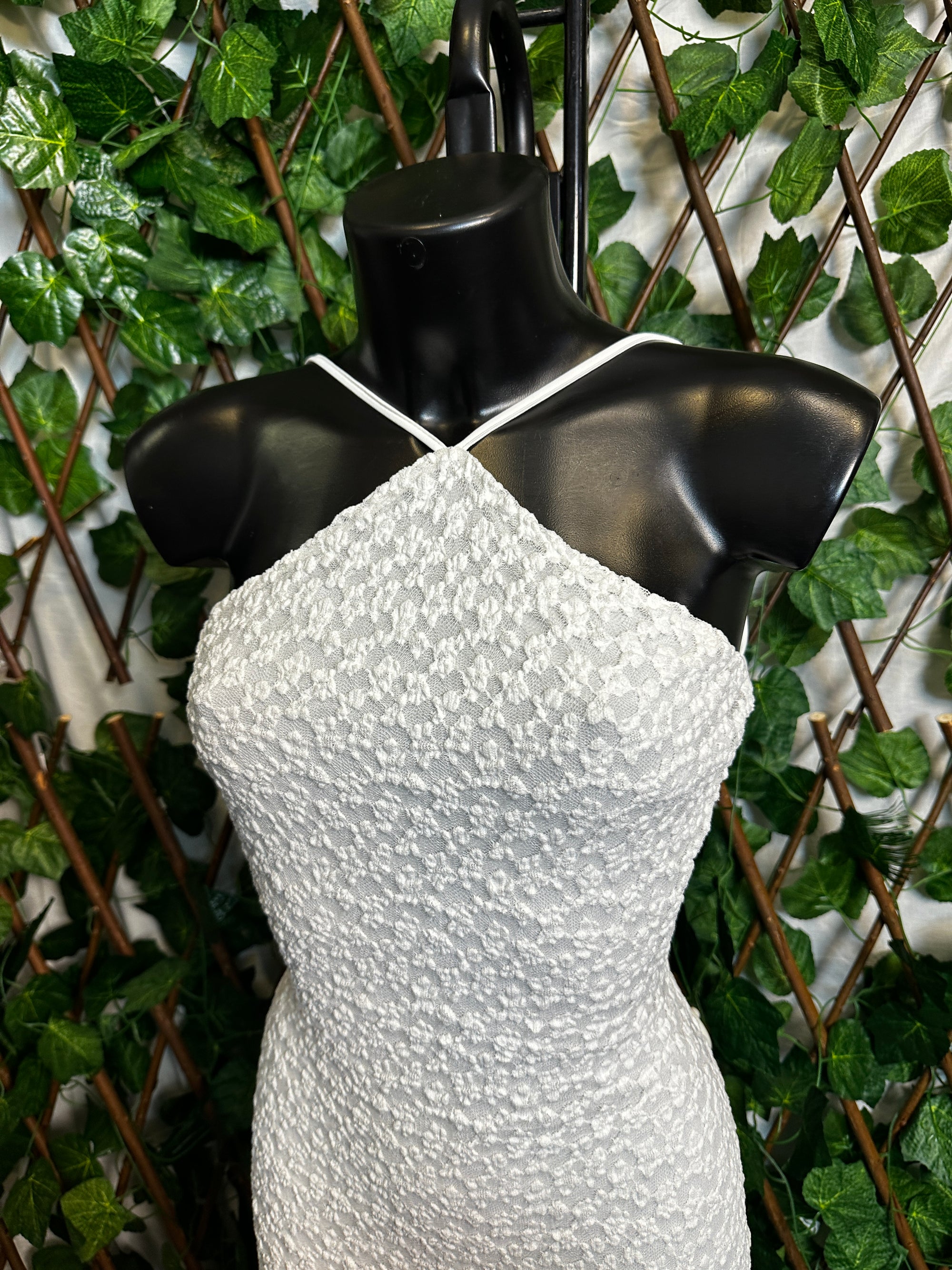 Modello crepe: vestito lungo con collo alto e schiena scoperta