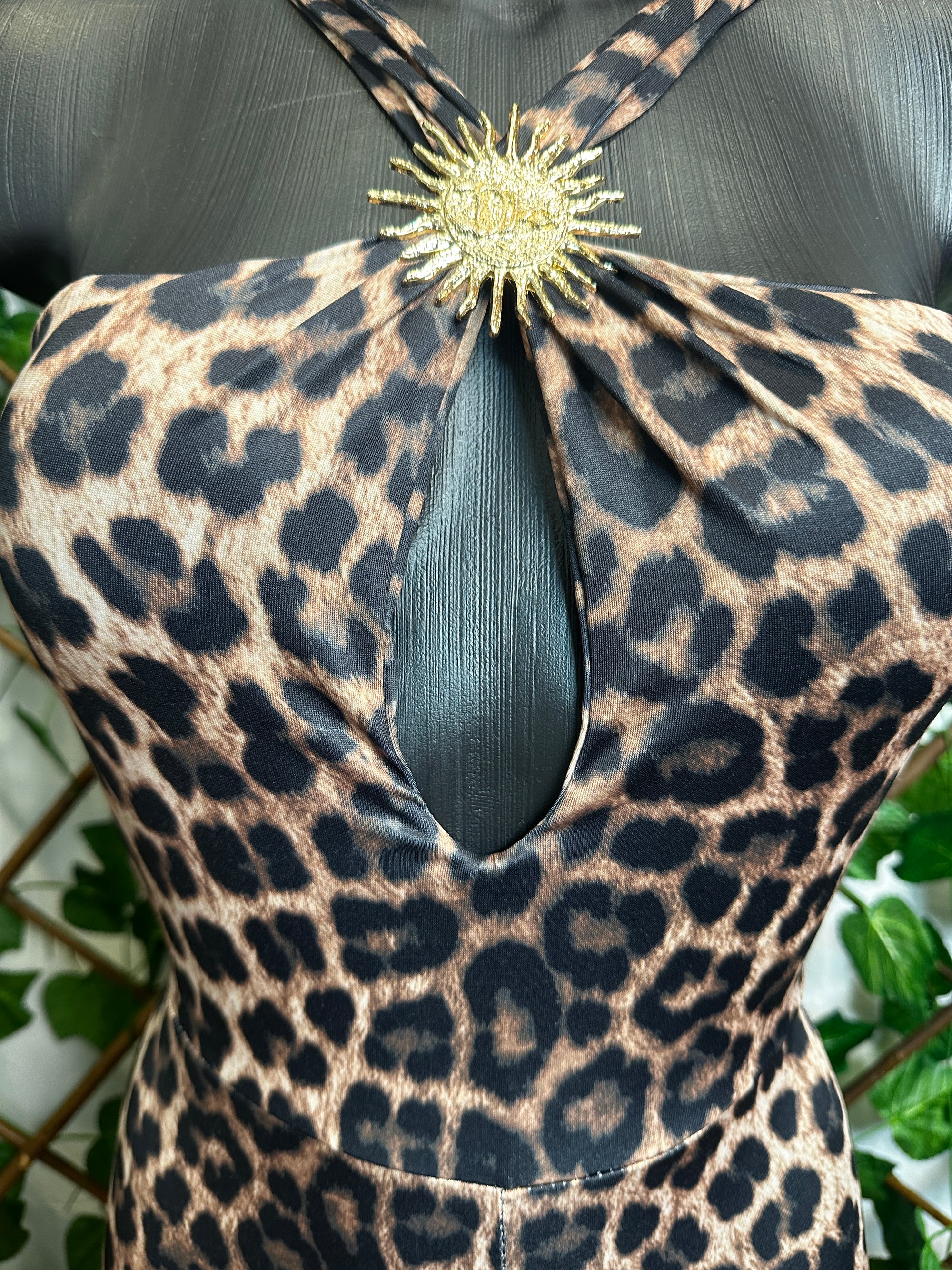 Tutina lunga leopardata con la schiena scoperta