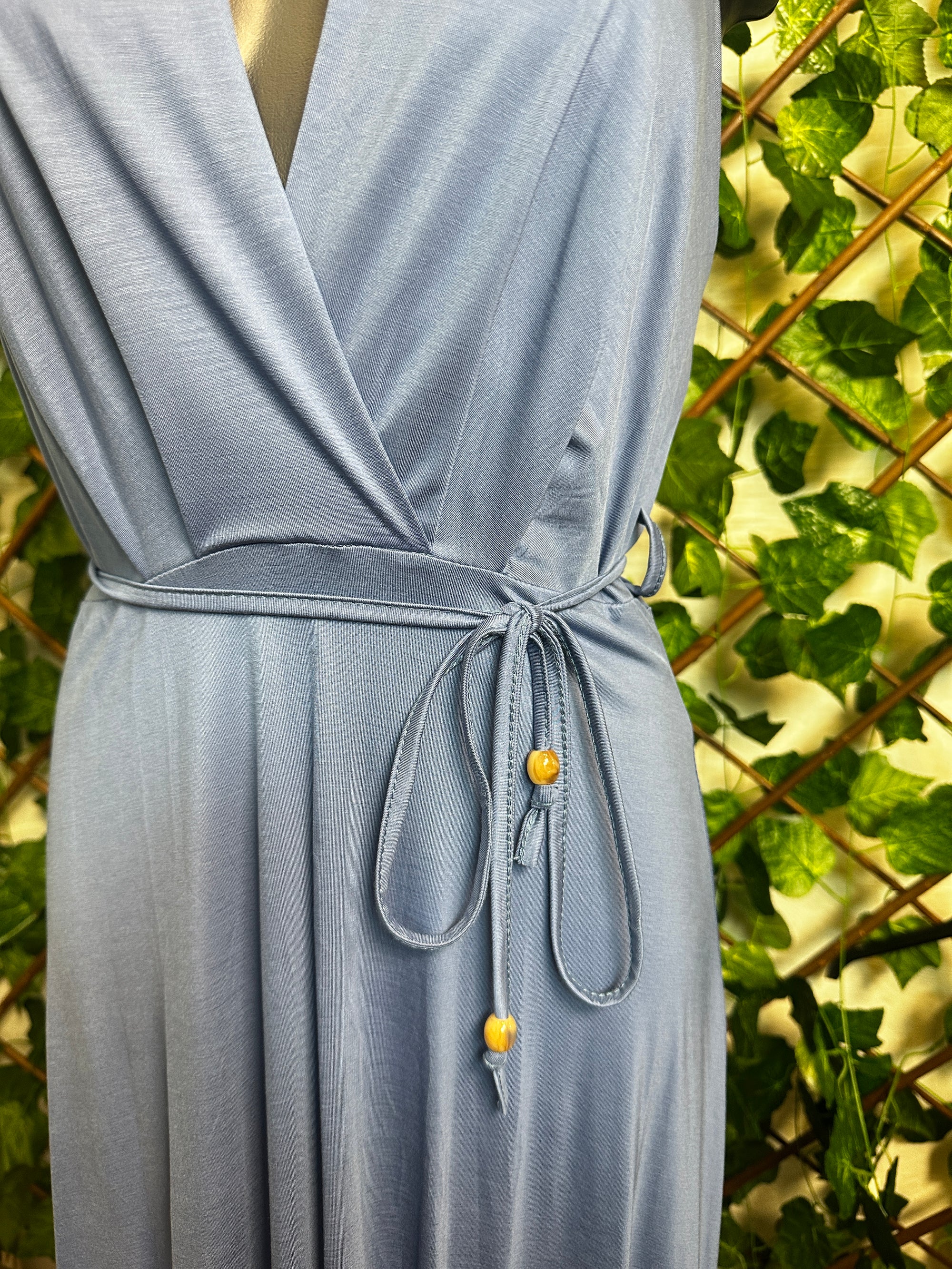 Vestito lungo elegante con cinturino e la schiena scoperta