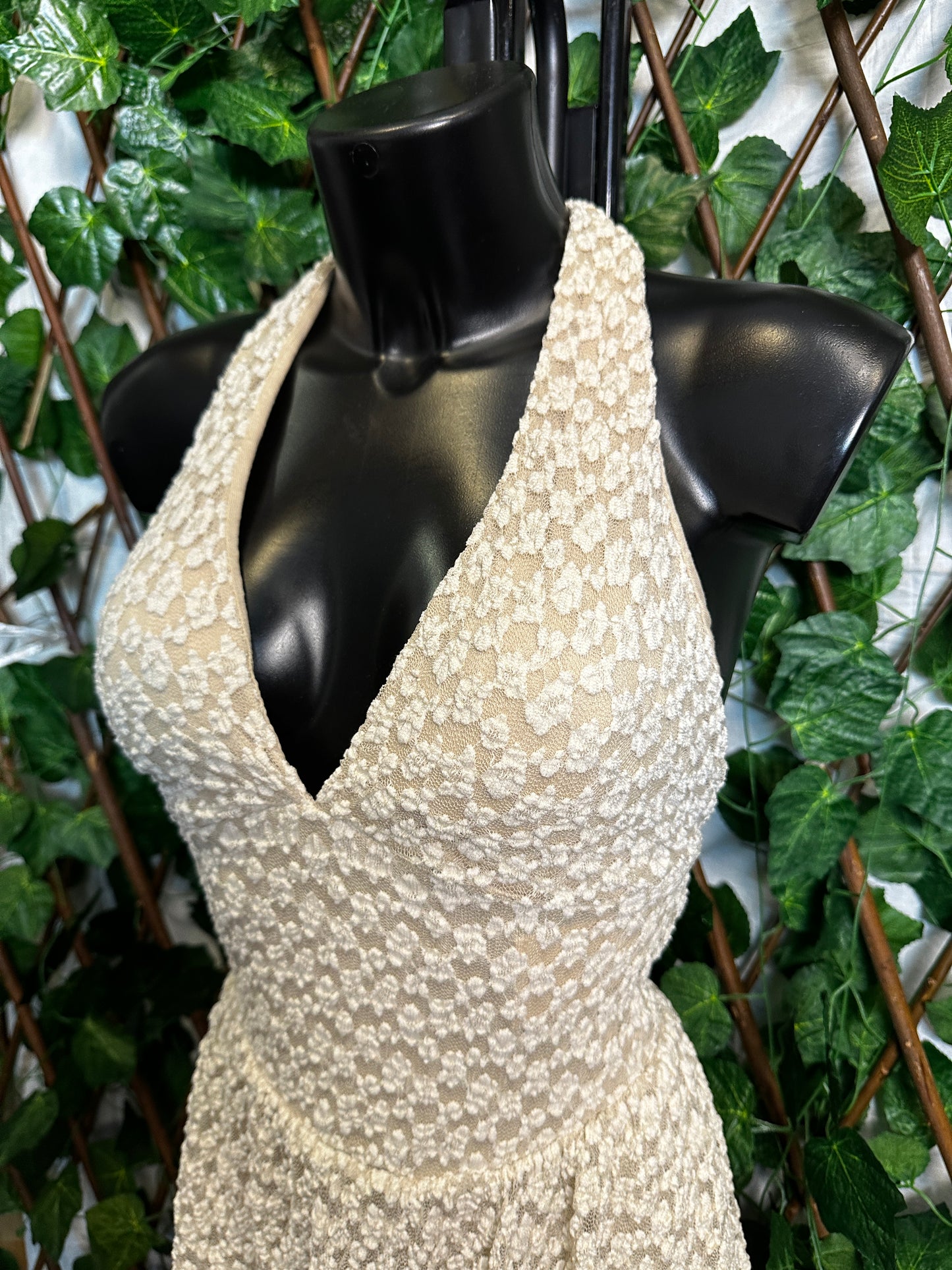 Crepe model: short dress with a deep neckline with cups and shorts