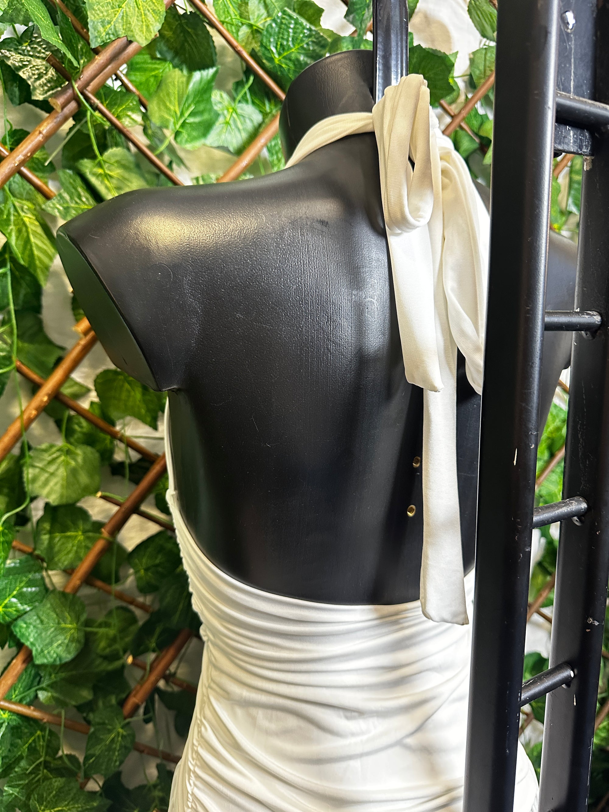 Vestito lungo con la scollatura profonda, arricciatura sulla parte avanti e lo spacco