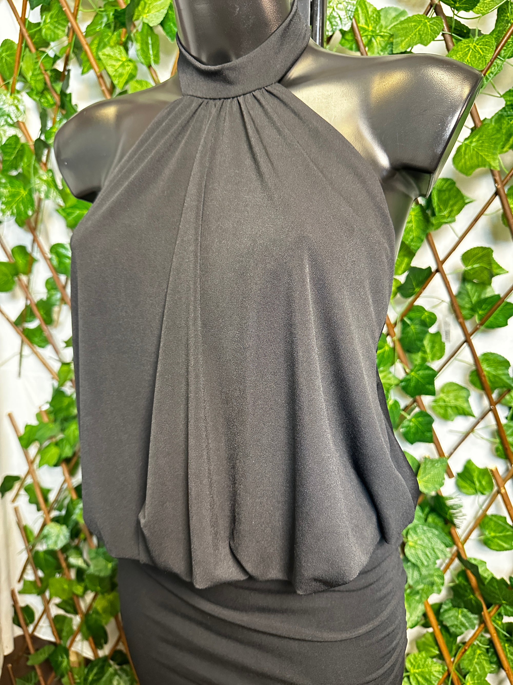 Vestito elegante corto con collo alto e la schiena scoperta | taglia unica