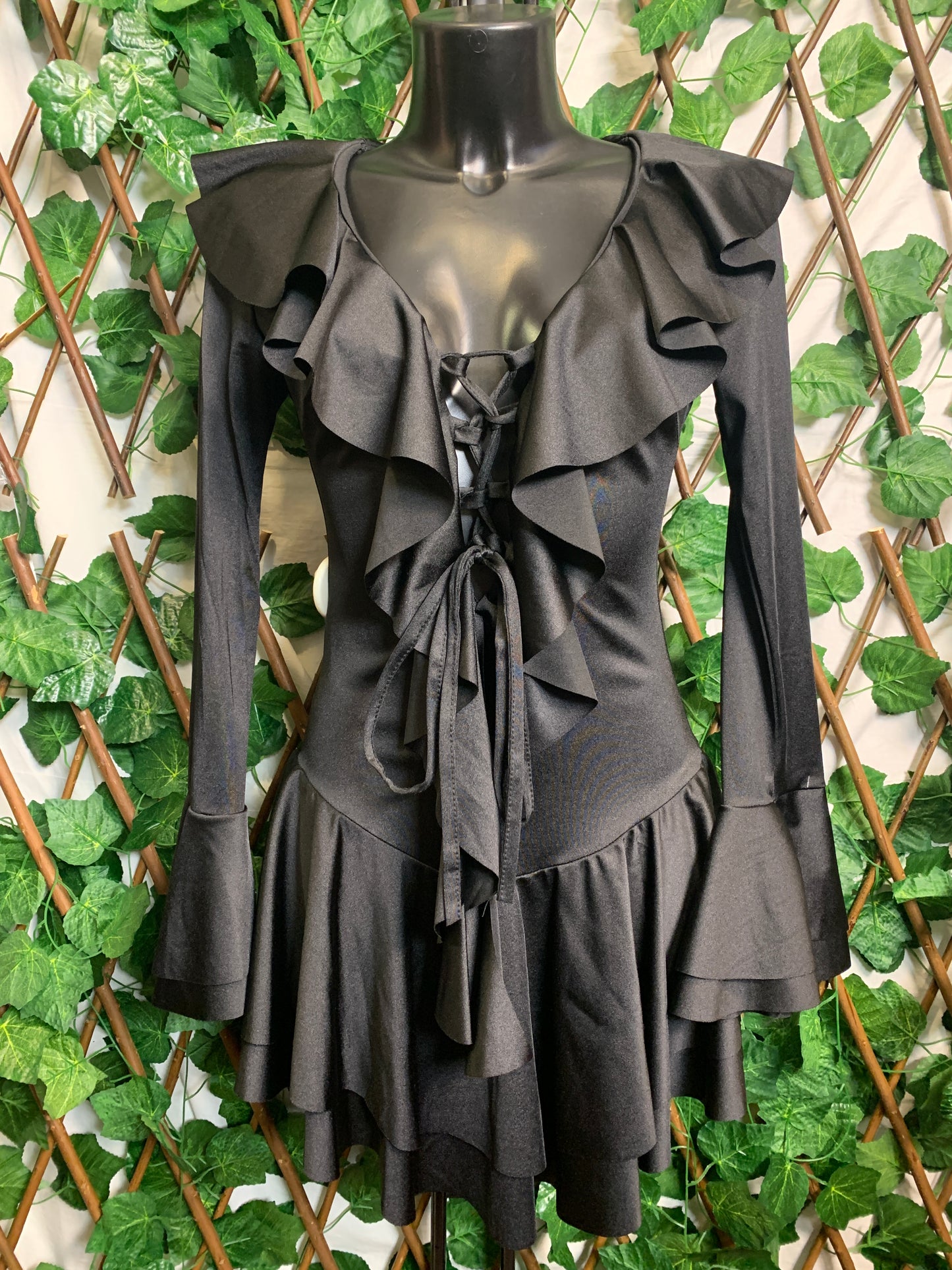 Elegant dress with laces