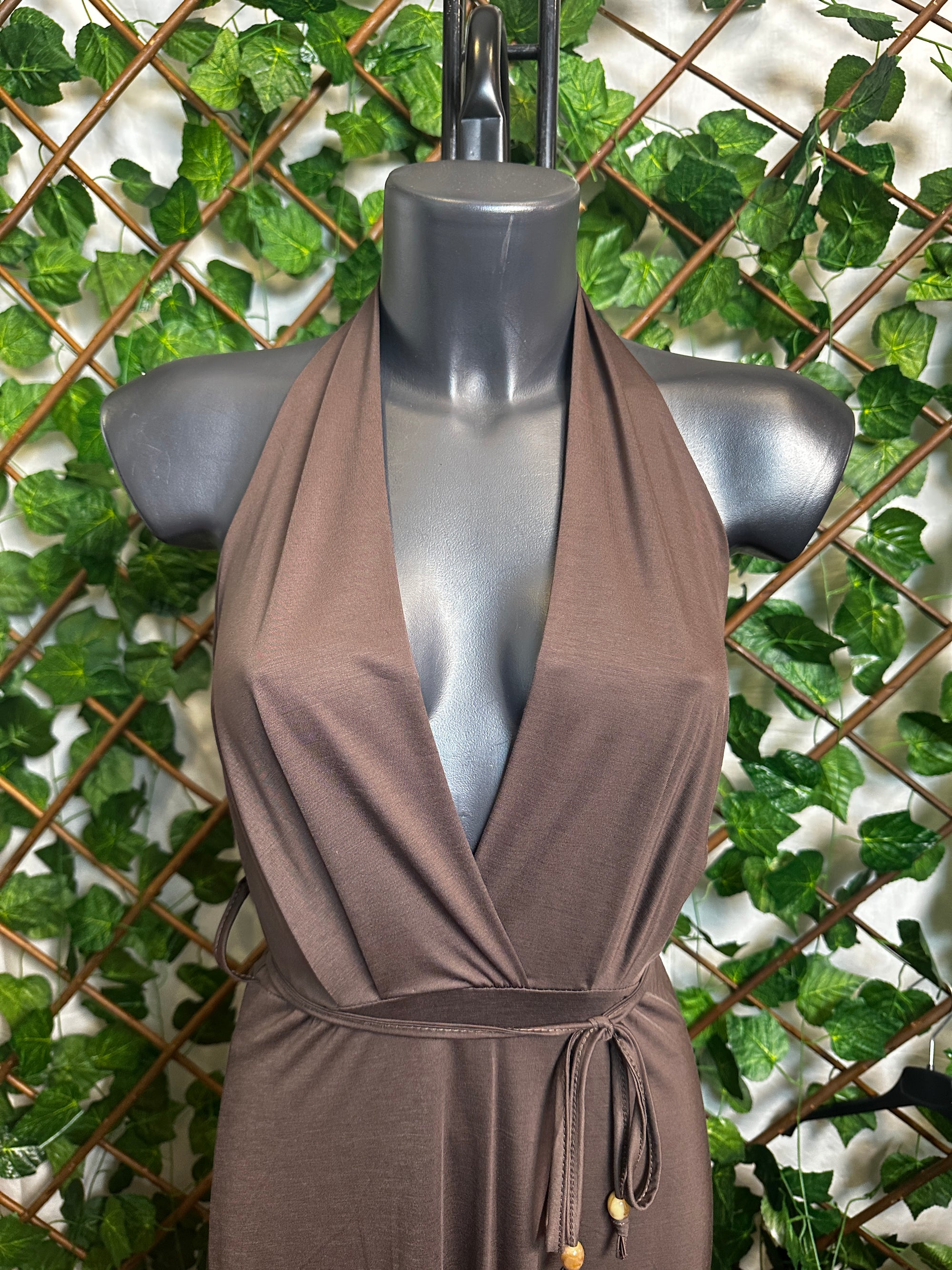 Vestito lungo elegante con cinturino e la schiena scoperta