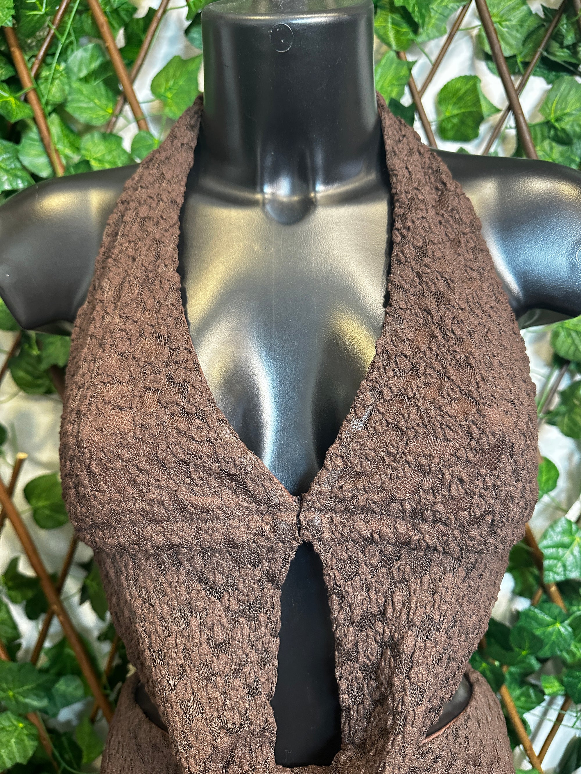 Modello crepe: vestito corto con la scollatura profonda le lacci sul collo e schiena | taglia unica