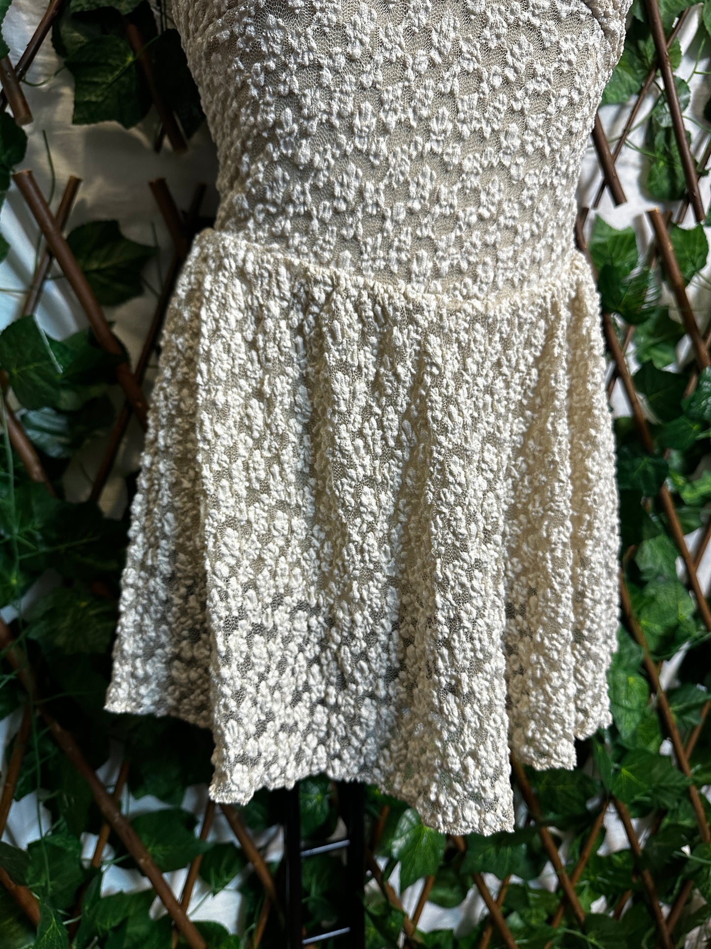 Crepe model: short dress with a deep neckline with cups and shorts