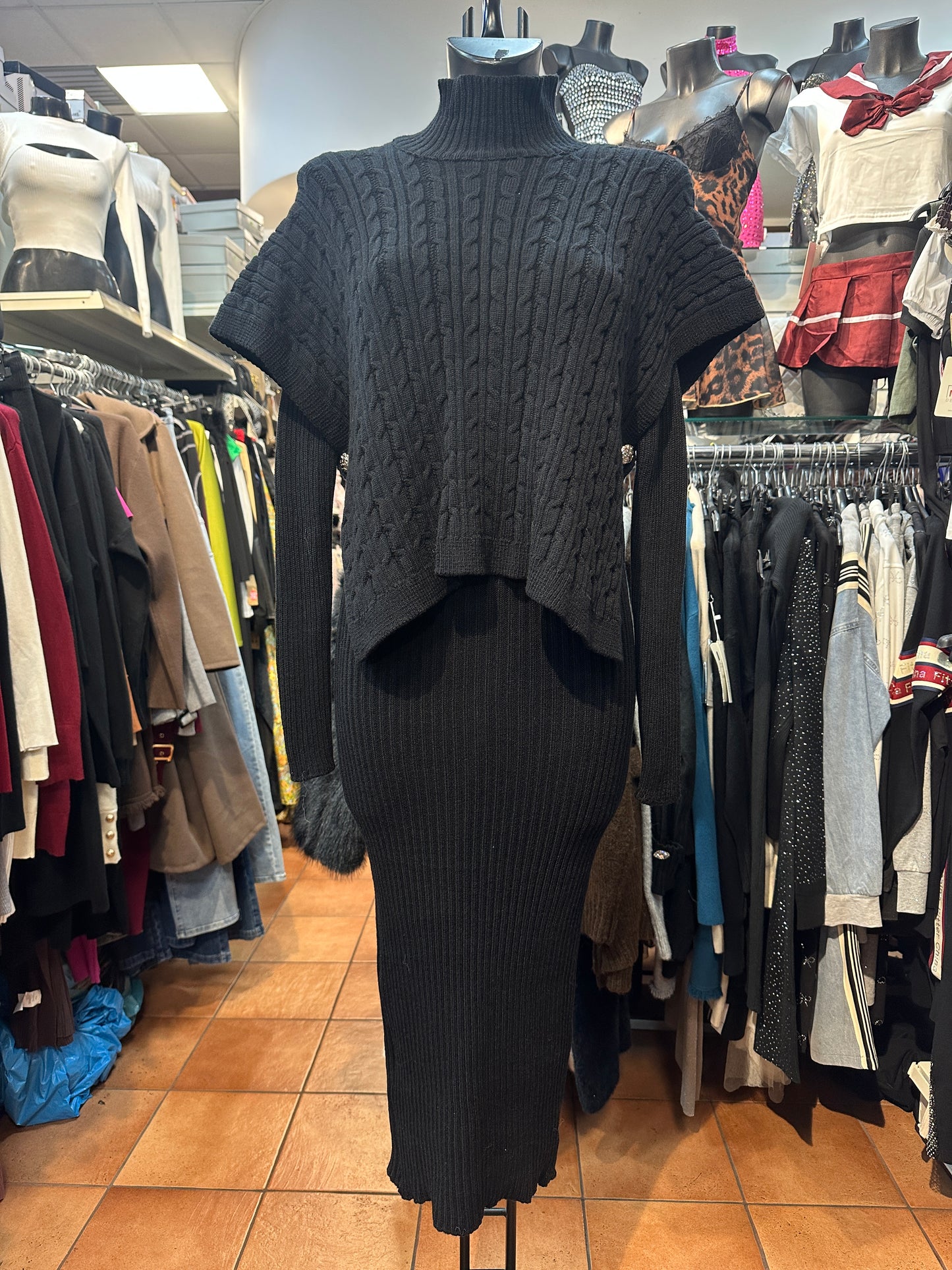 Completo in maglia vestito midi + poncho – MISTERO AVVOLGENTE 🖤✨