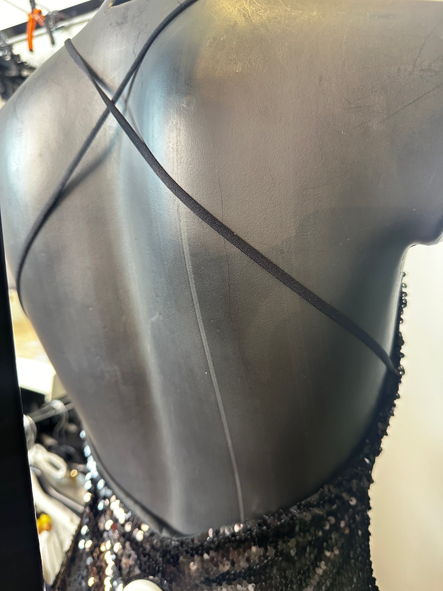 Vestito lungo elegante con la schiena scoperta in paillettes