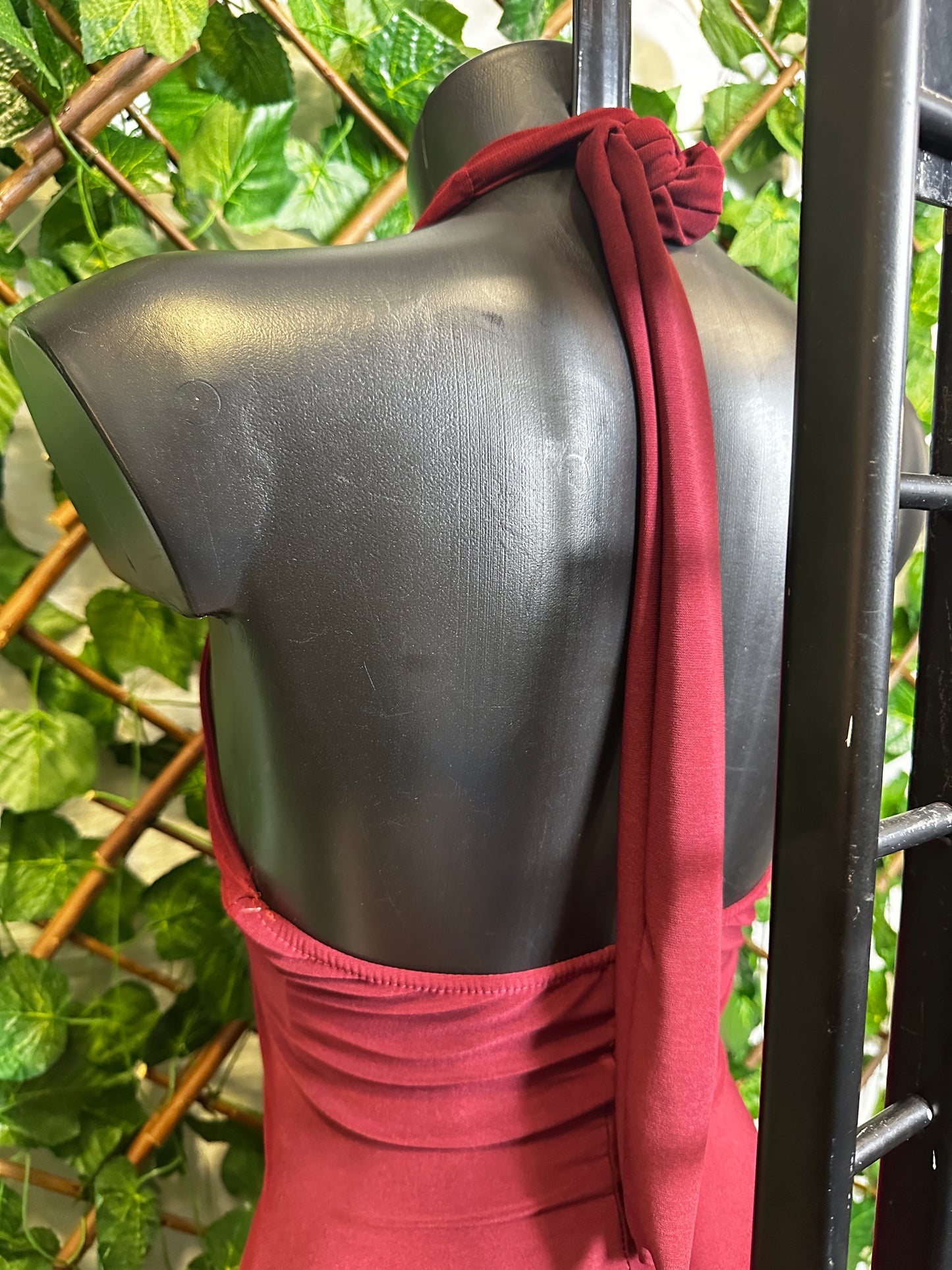 Vestito lungo con laccio sul collo, dettaglio stella marina e lo spacco sul lato sinistro