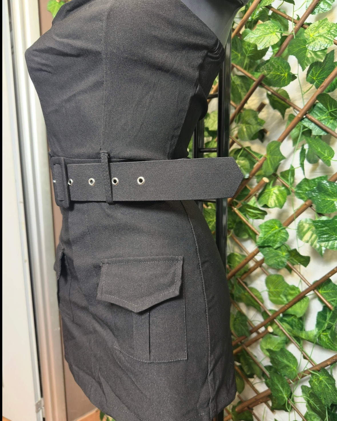 Vestito cargo senza spalline, con cintura sotto pantaloncino
