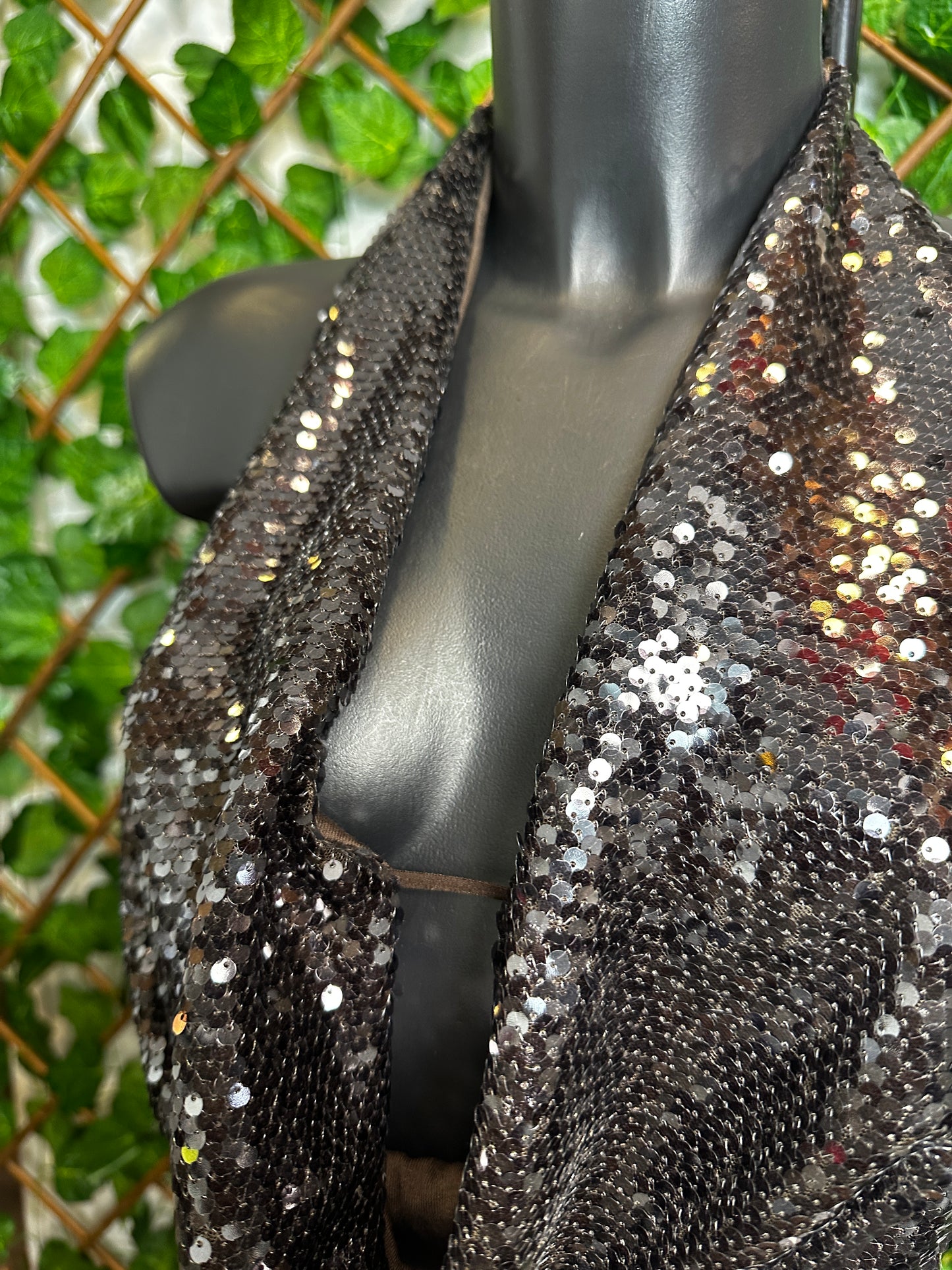 Top in paillettes con la scollatura profonda e la schiena scoperta