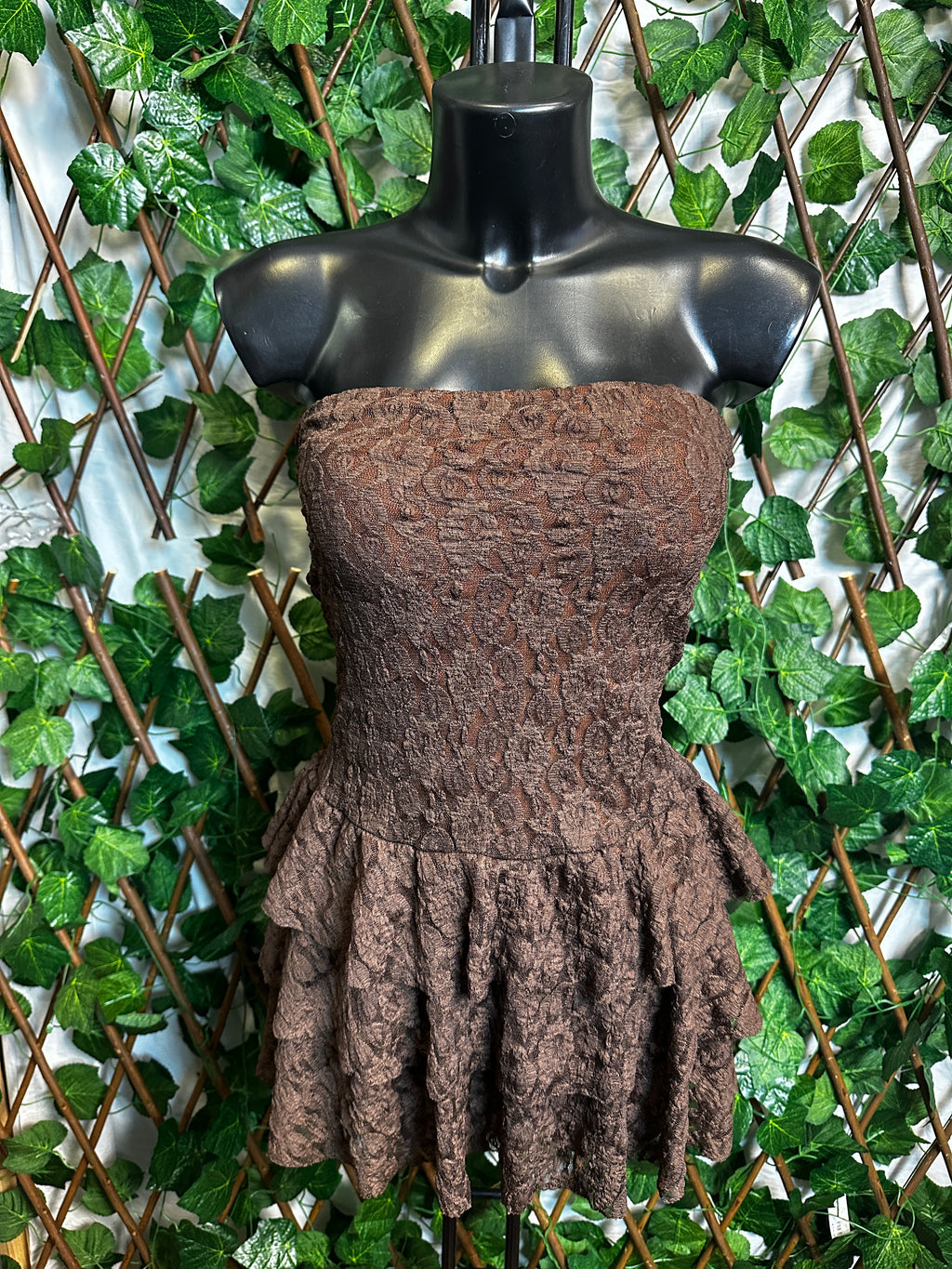Modello crepe: vestito corto con le coppe e gonna a balze | taglia unica