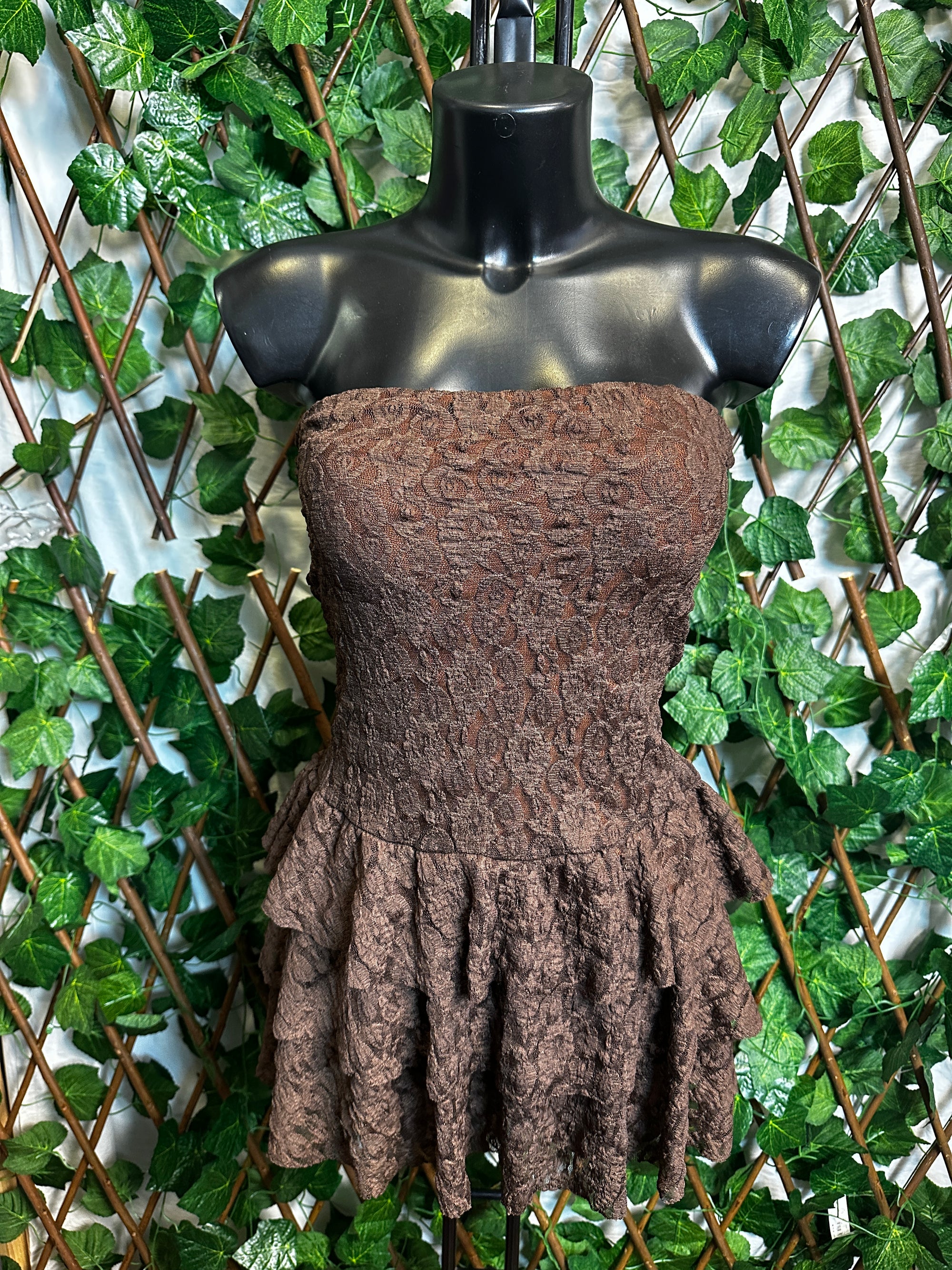 Modello crepe: vestito corto con le coppe e gonna a balze | taglia unica