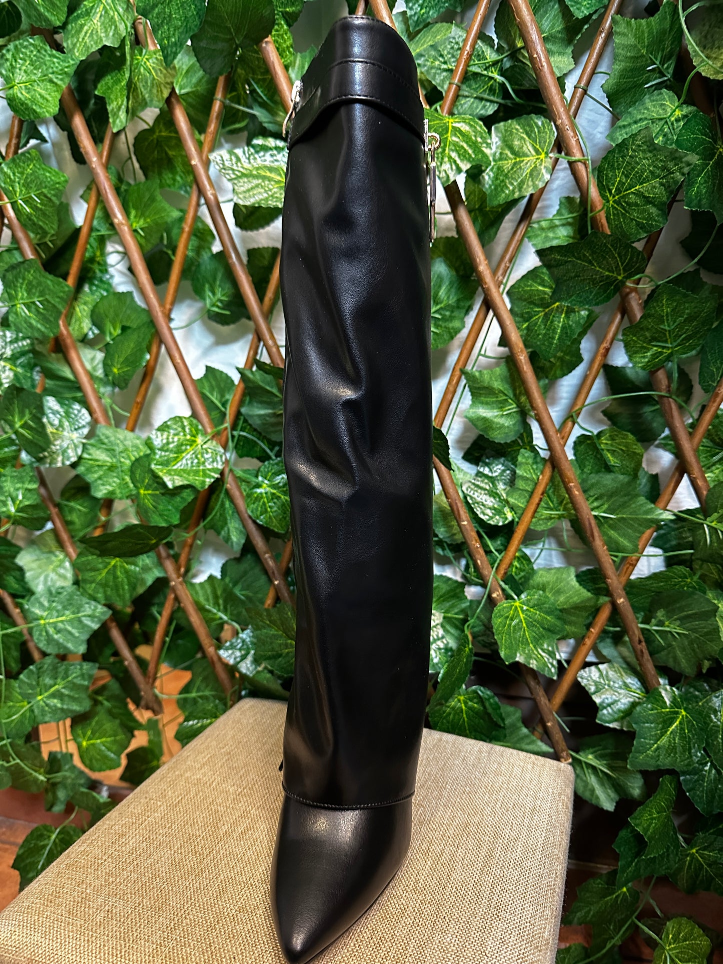 Stivale alto con lucchetto speciale (tacco 9.5cm)