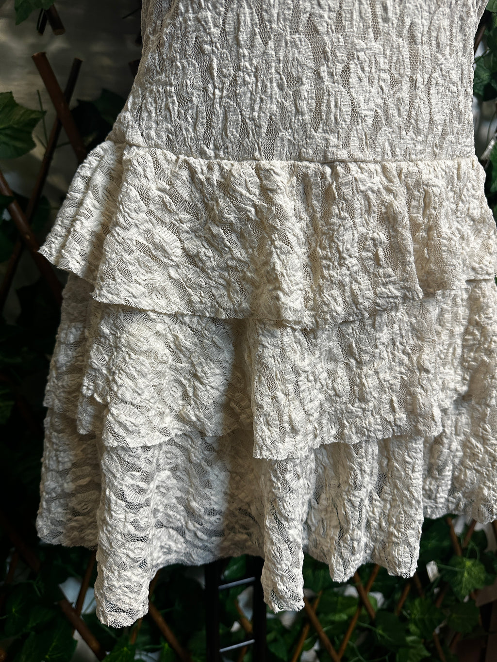 Modello crepe: vestito corto con le coppe e gonna a balze | taglia unica