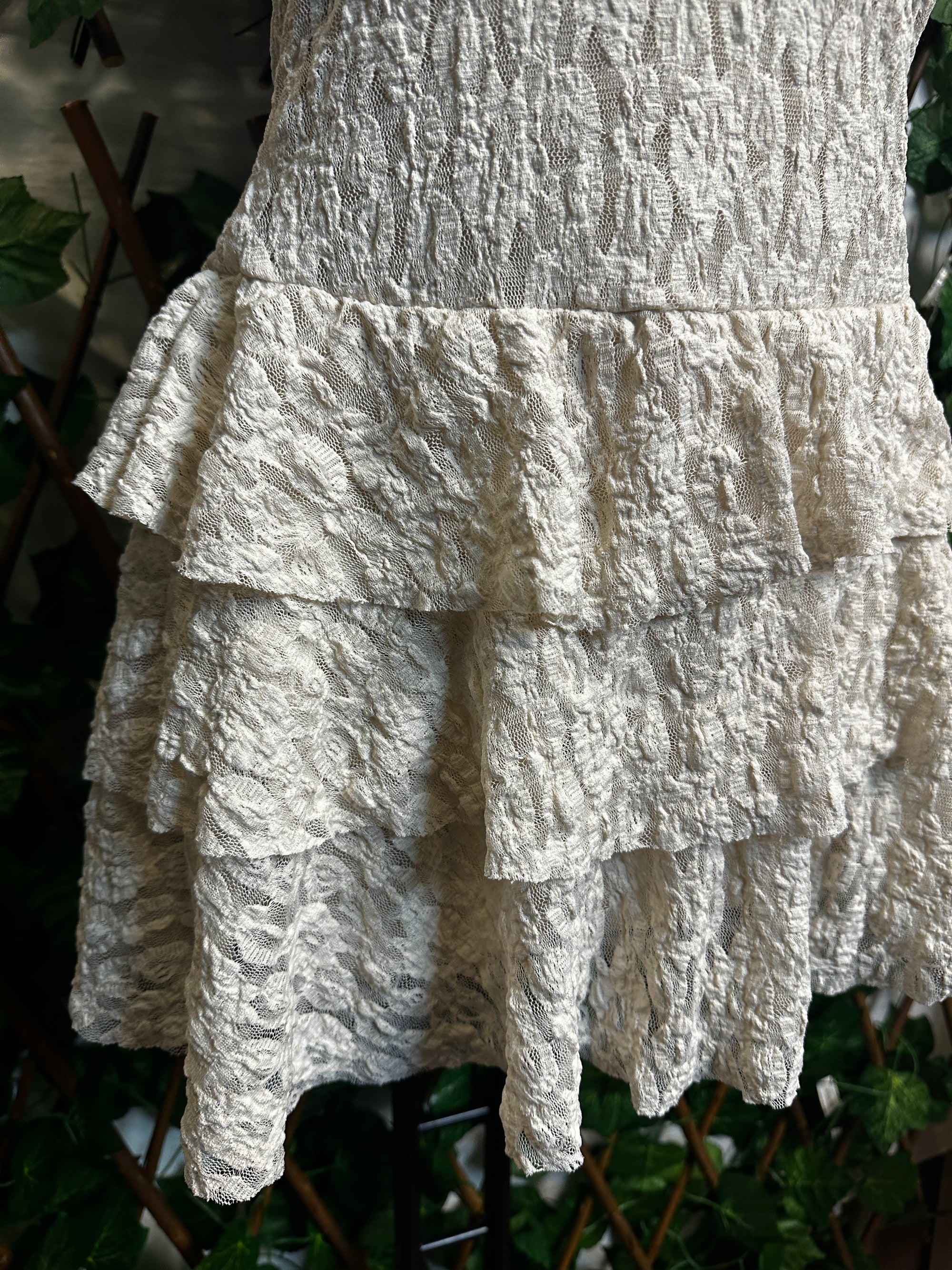 Modello crepe: vestito corto con le coppe e gonna a balze | taglia unica