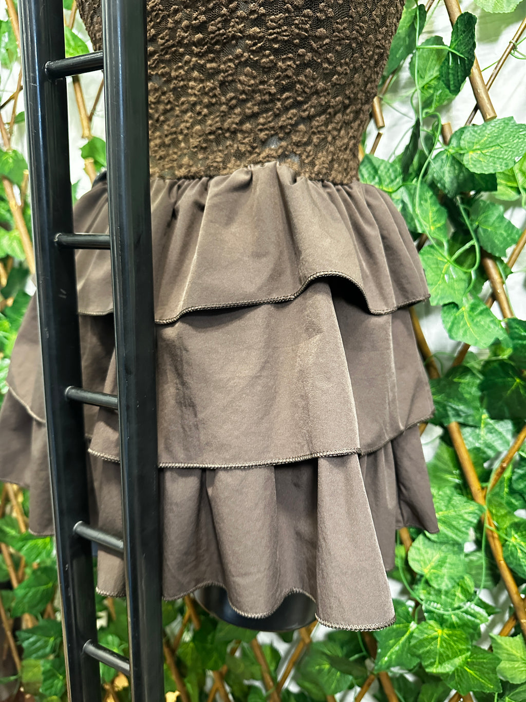 Modello crepe: vestito corto con la gonna svasata e bretelle regolabile | taglia unica