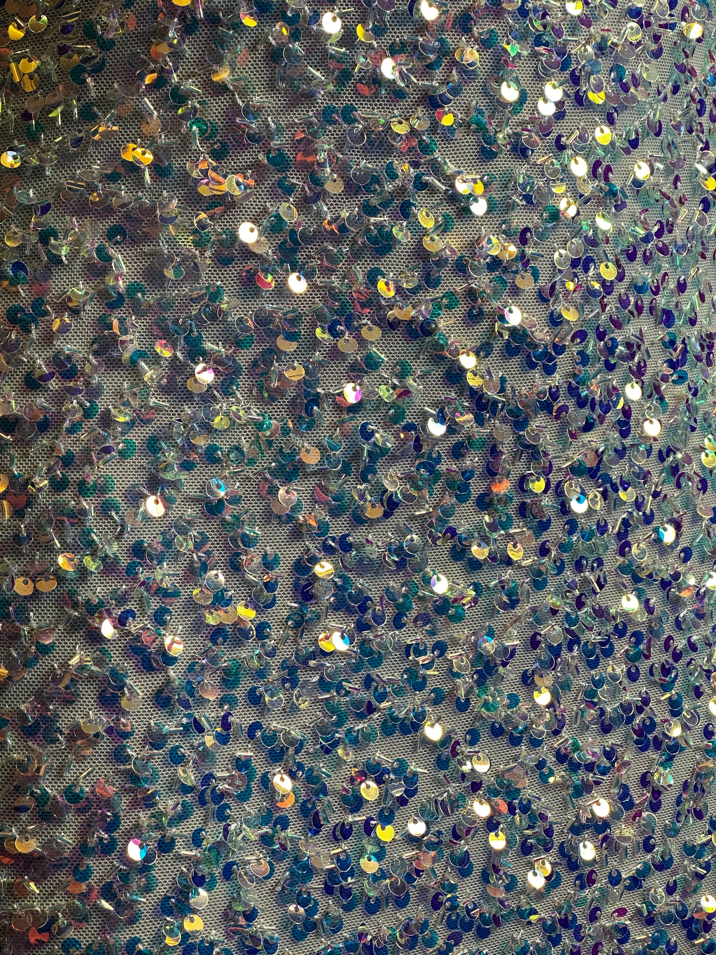 Modello paillettes: vestito corto con la scollatura speciale