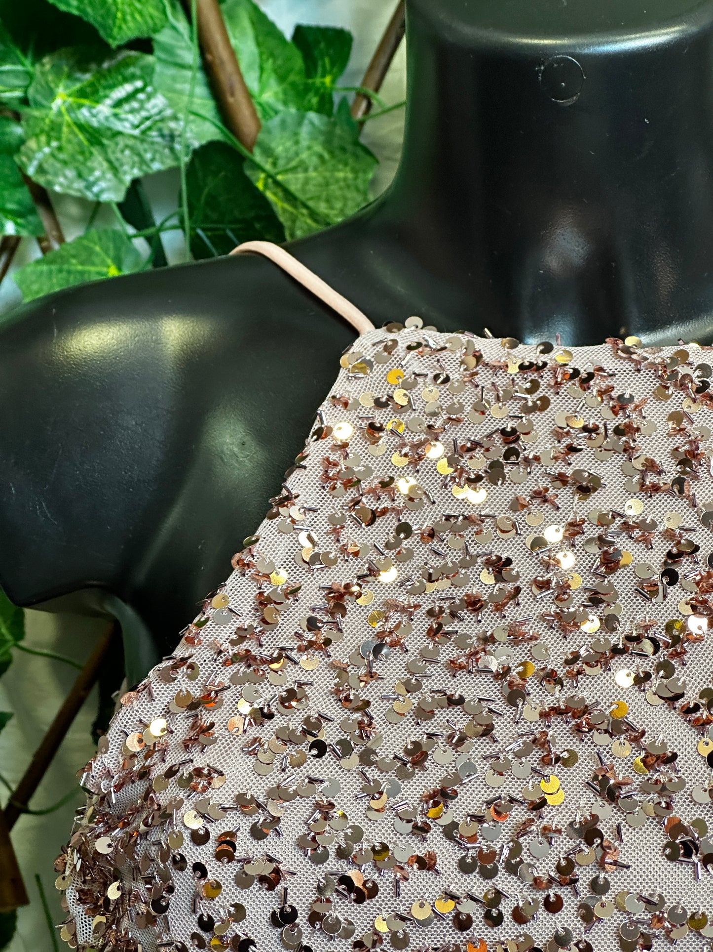 Modello paillettes: vestito corto con bretelle e la schiena scoperta