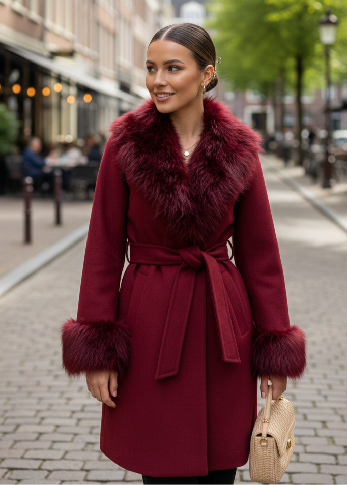 🧥 Vuoi un cappotto corto elegante ma caldo?

Questo cappotto corto con pelliccia è il capo perfetto per aggiungere un tocco chic ai tuoi outfit invernali.
La pelliccia soffice e voluminosa sul colletto e sui bordi lo rende unico e femminile, mentre il tessuto è leggero ma caldo.
La taglia unica XS–L veste comodamente senza stringere, perfetta da portare anche sopra maglioni o vestiti.

✨ Cappotto Corto con Pelliccia – Chic, Caldo, Raffinato

Perché lo amerai

Taglia unica, veste da XS a L