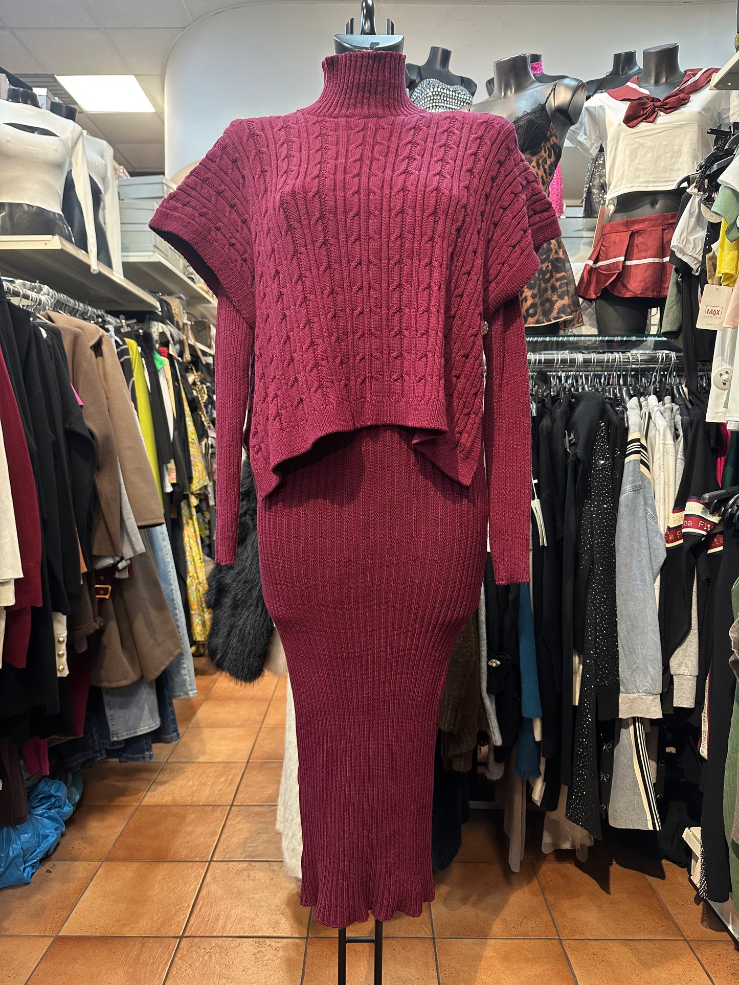 Completo in maglia vestito midi + poncho – MISTERO AVVOLGENTE 🖤✨