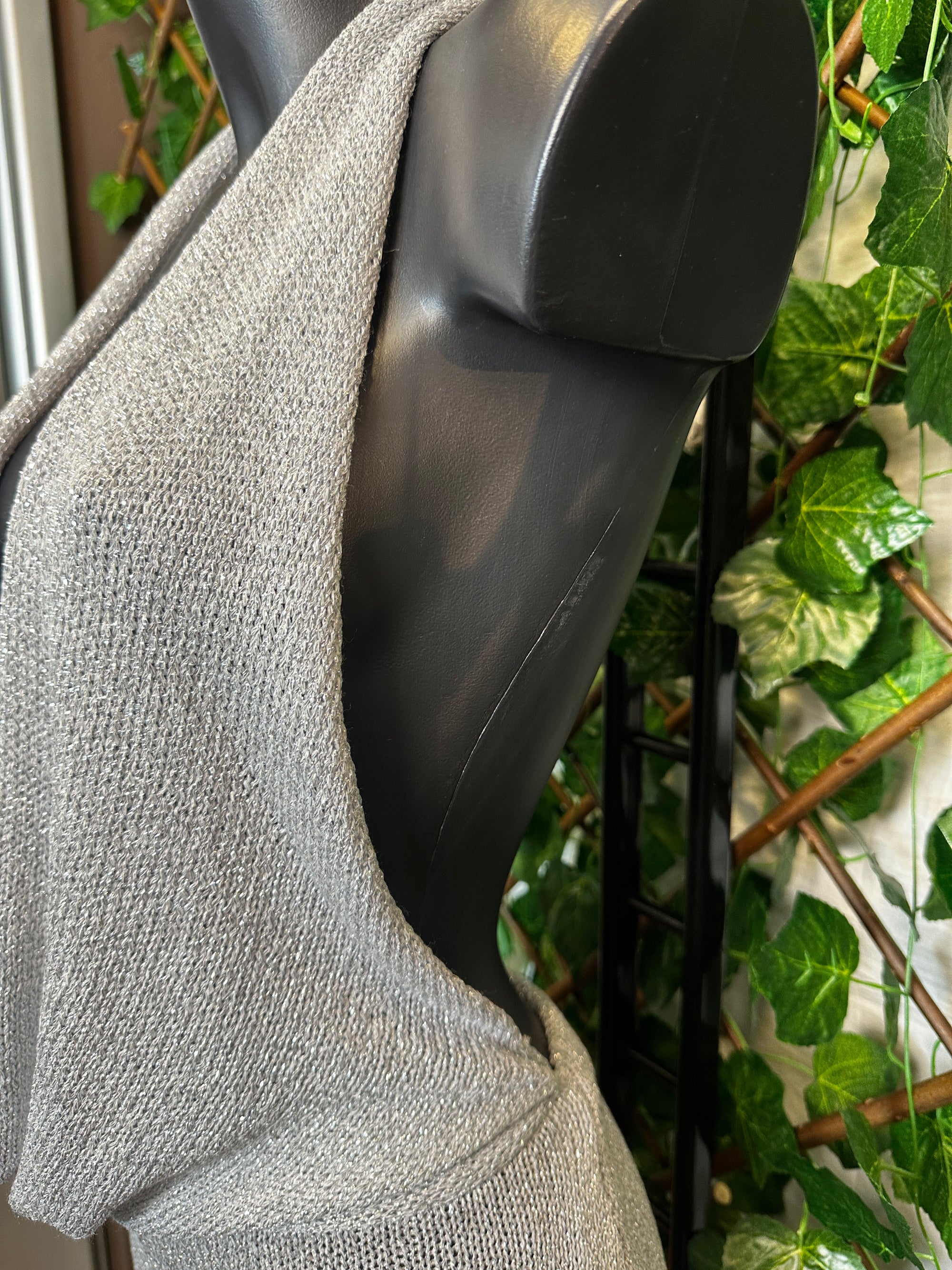 Vestito lungo estivo con la scollatura profonda e la schiena scoperta