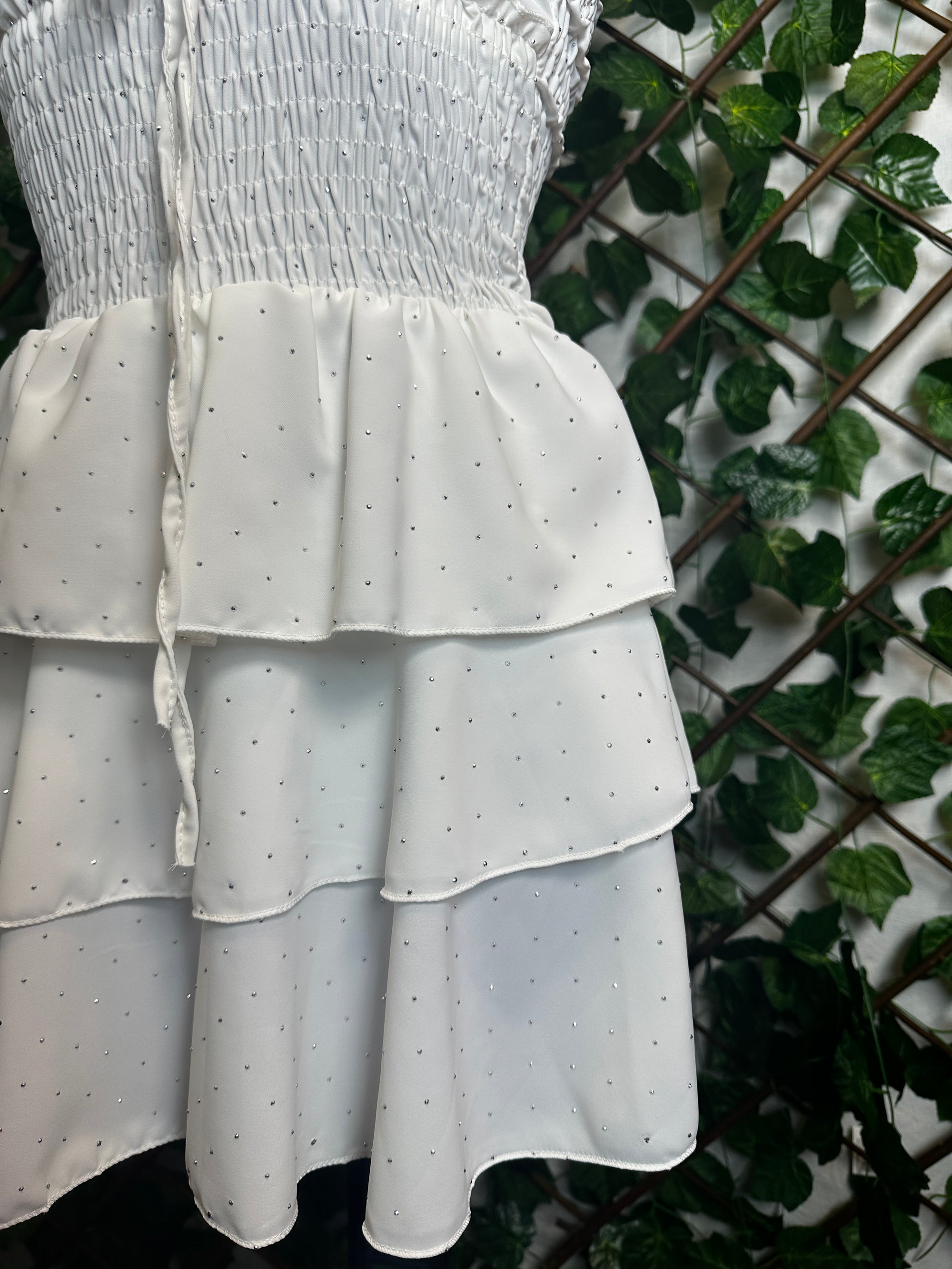 Vestito corto senza spalline, sotto svasato, con brillantini