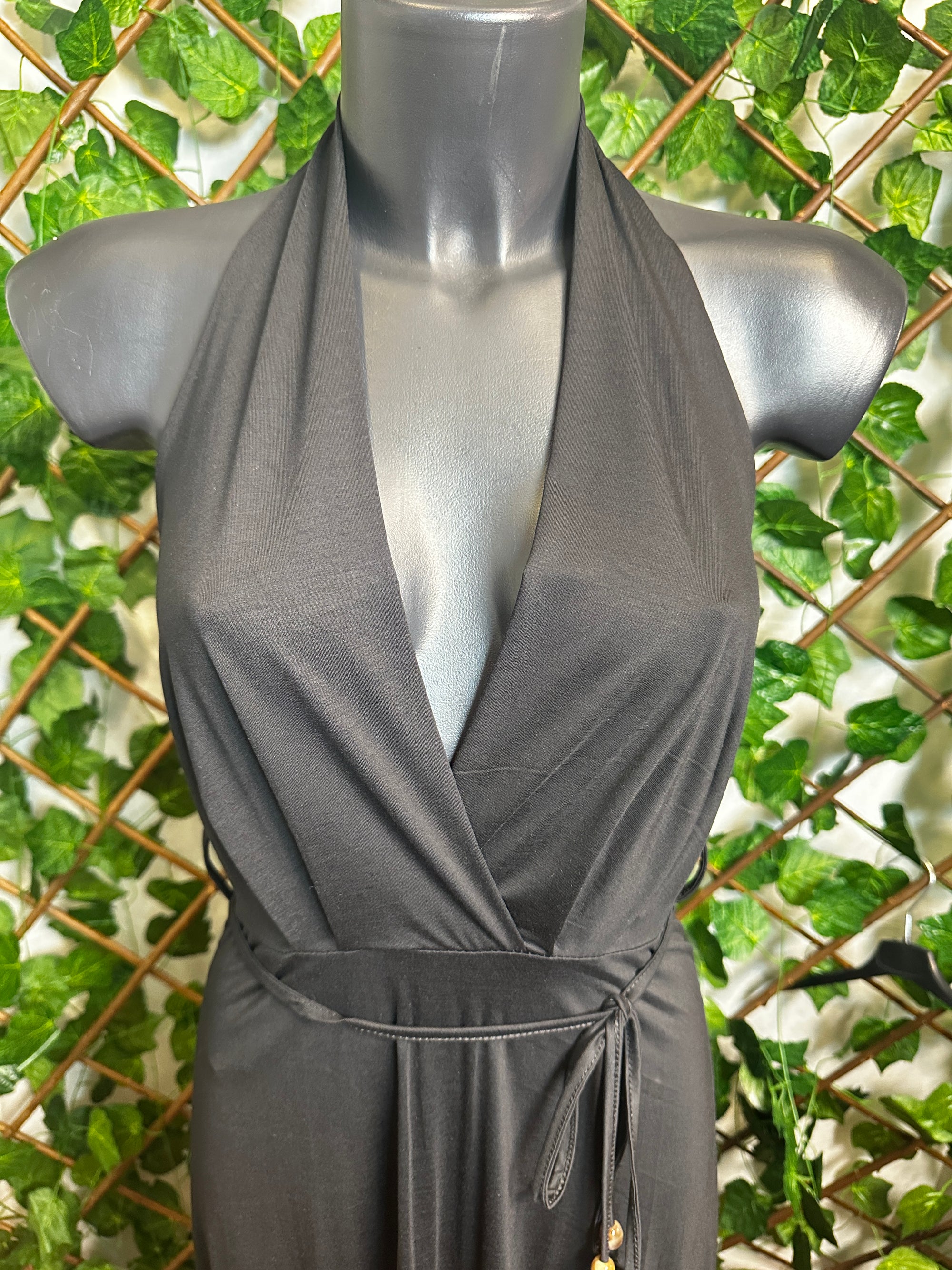 Vestito lungo elegante con cinturino e la schiena scoperta