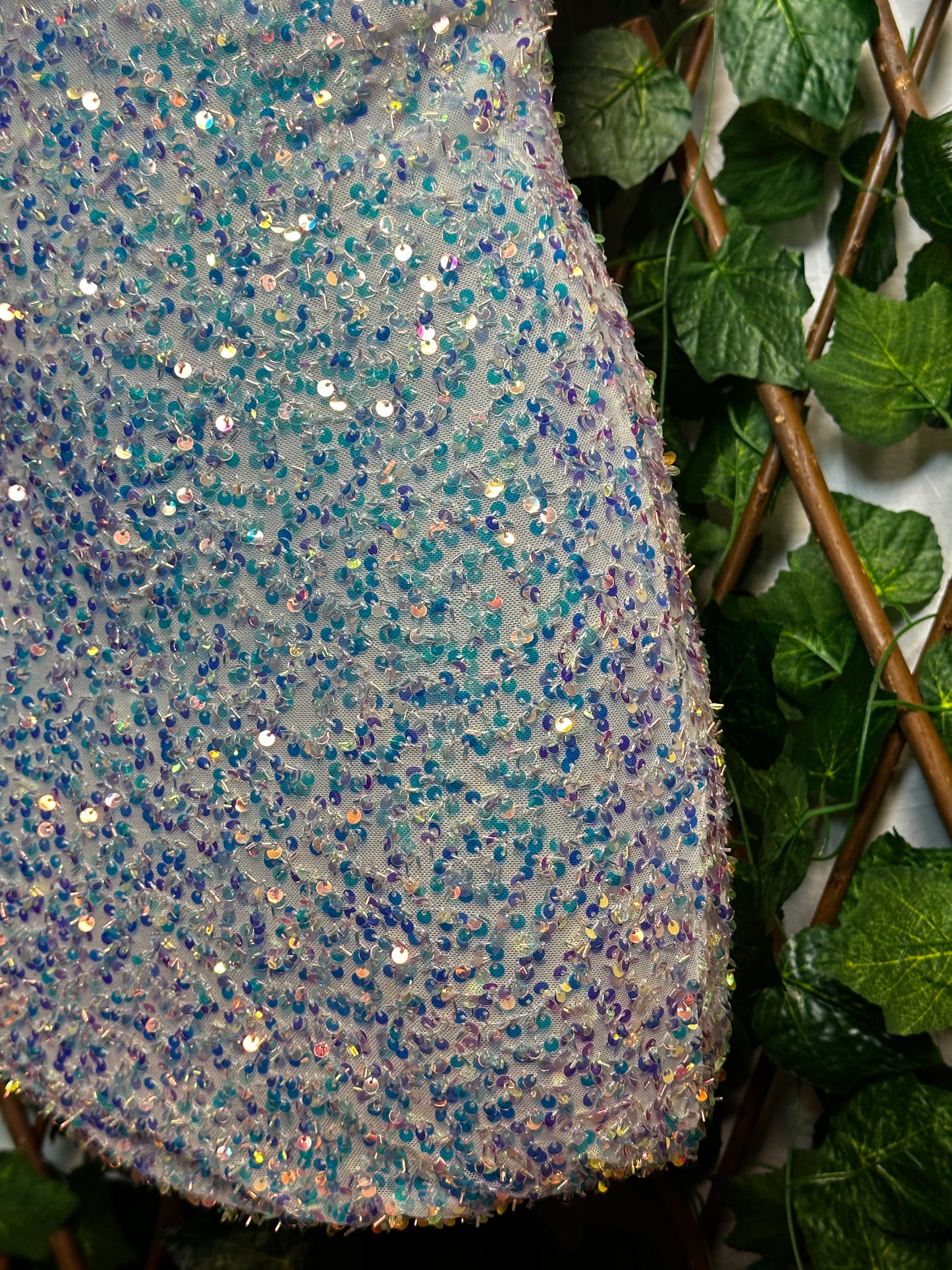 Modello paillettes: vestito corto con bretelle e la schiena scoperta