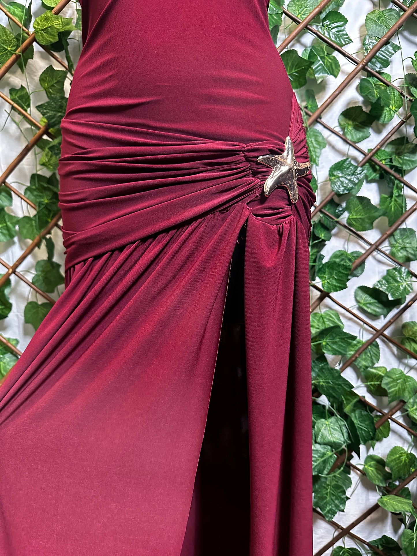 Vestito lungo con laccio sul collo, dettaglio stella marina e lo spacco sul lato sinistro