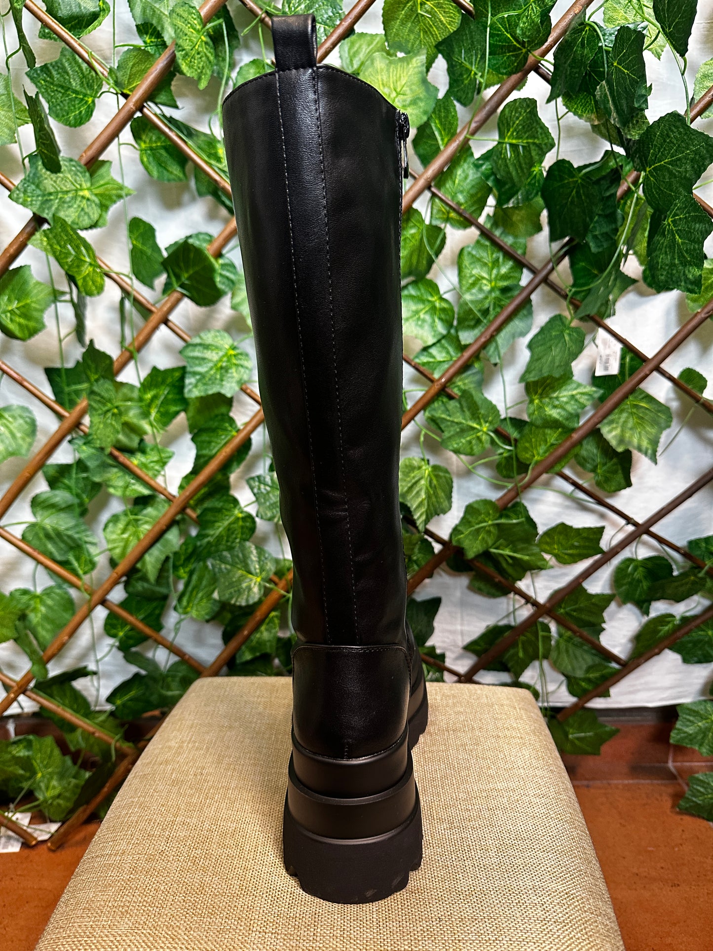 High boots with laces at the front