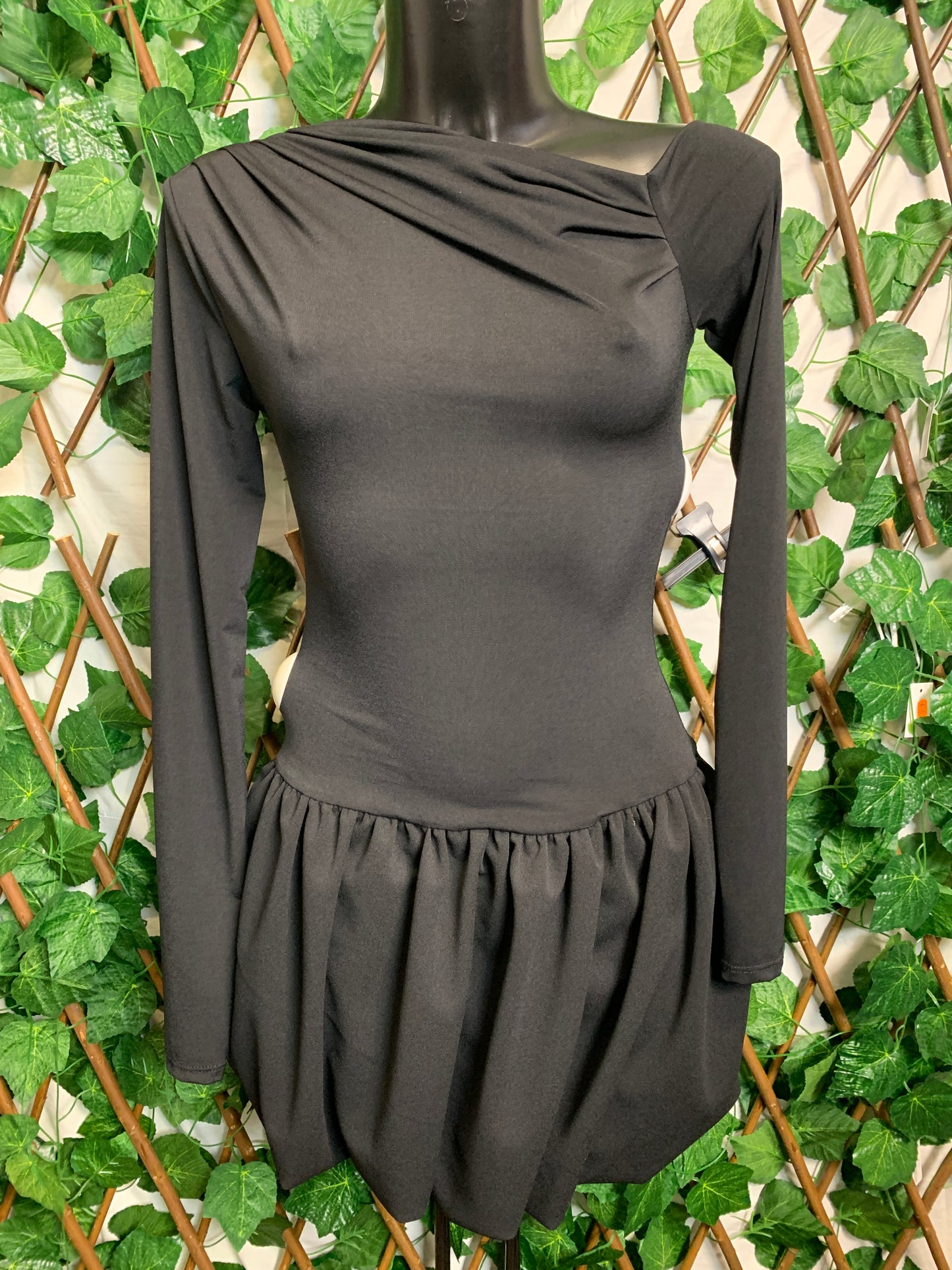 Vestito corto asimmetrico con gonna palloncino