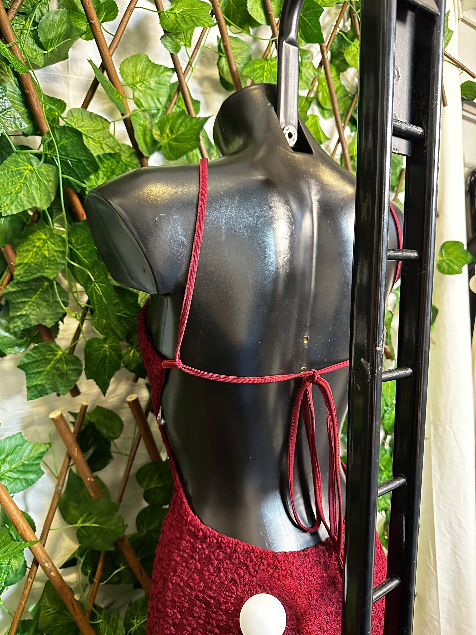 Modello crepe: vestito lungo con collo alto e schiena scoperta