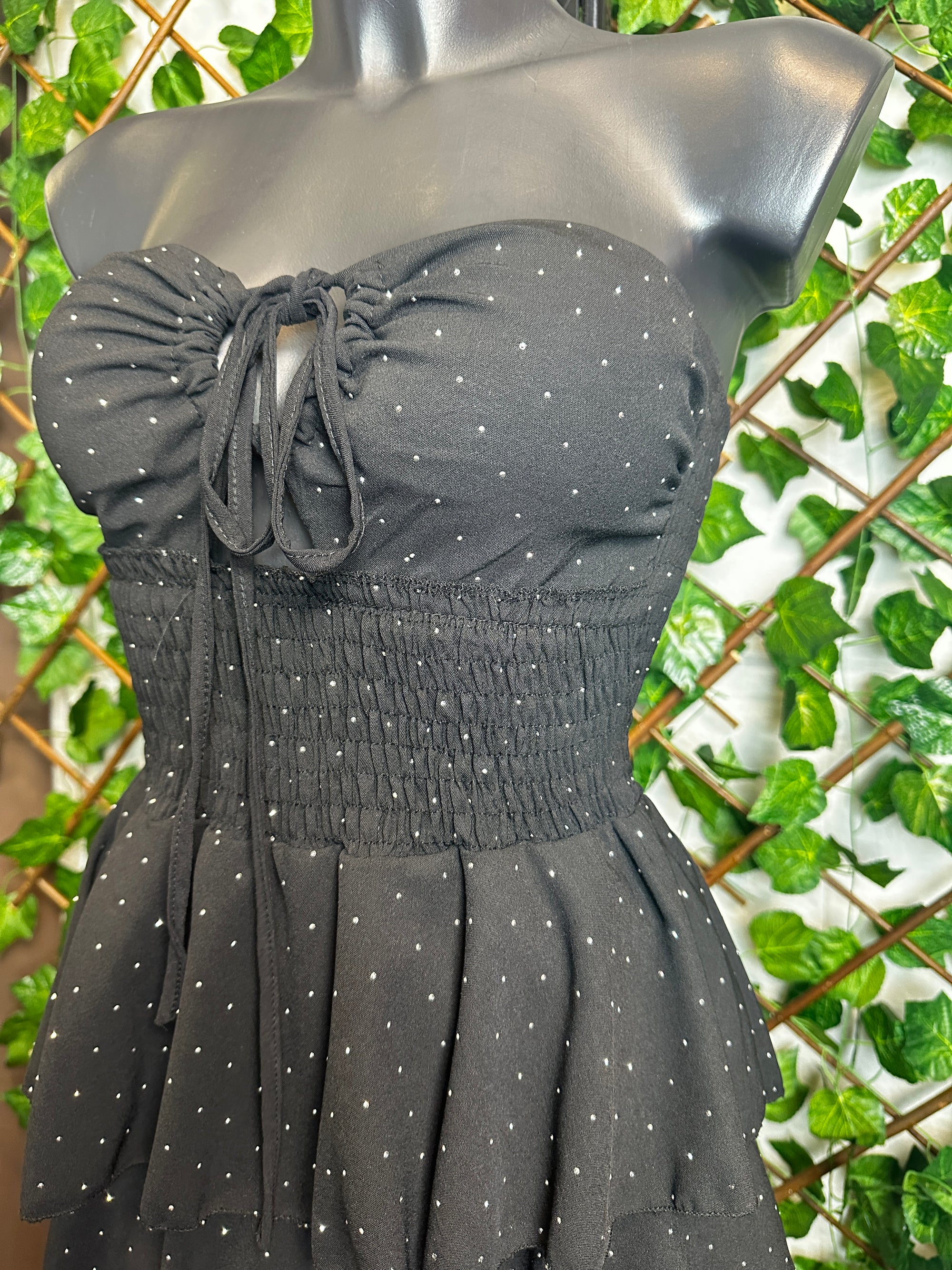 Vestito corto senza spalline, sotto svasato, con brillantini