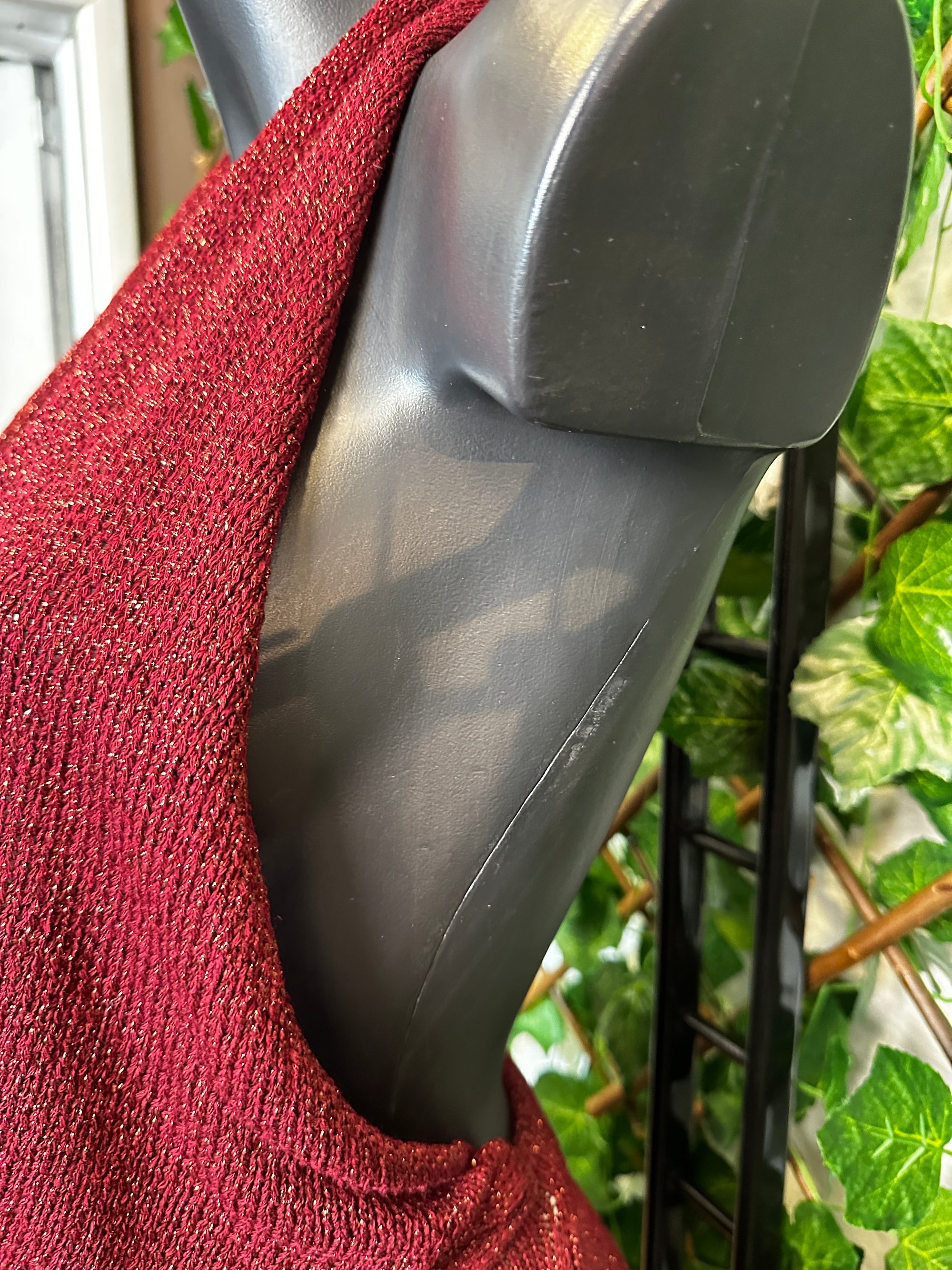 Vestito lungo estivo con la scollatura profonda e la schiena scoperta