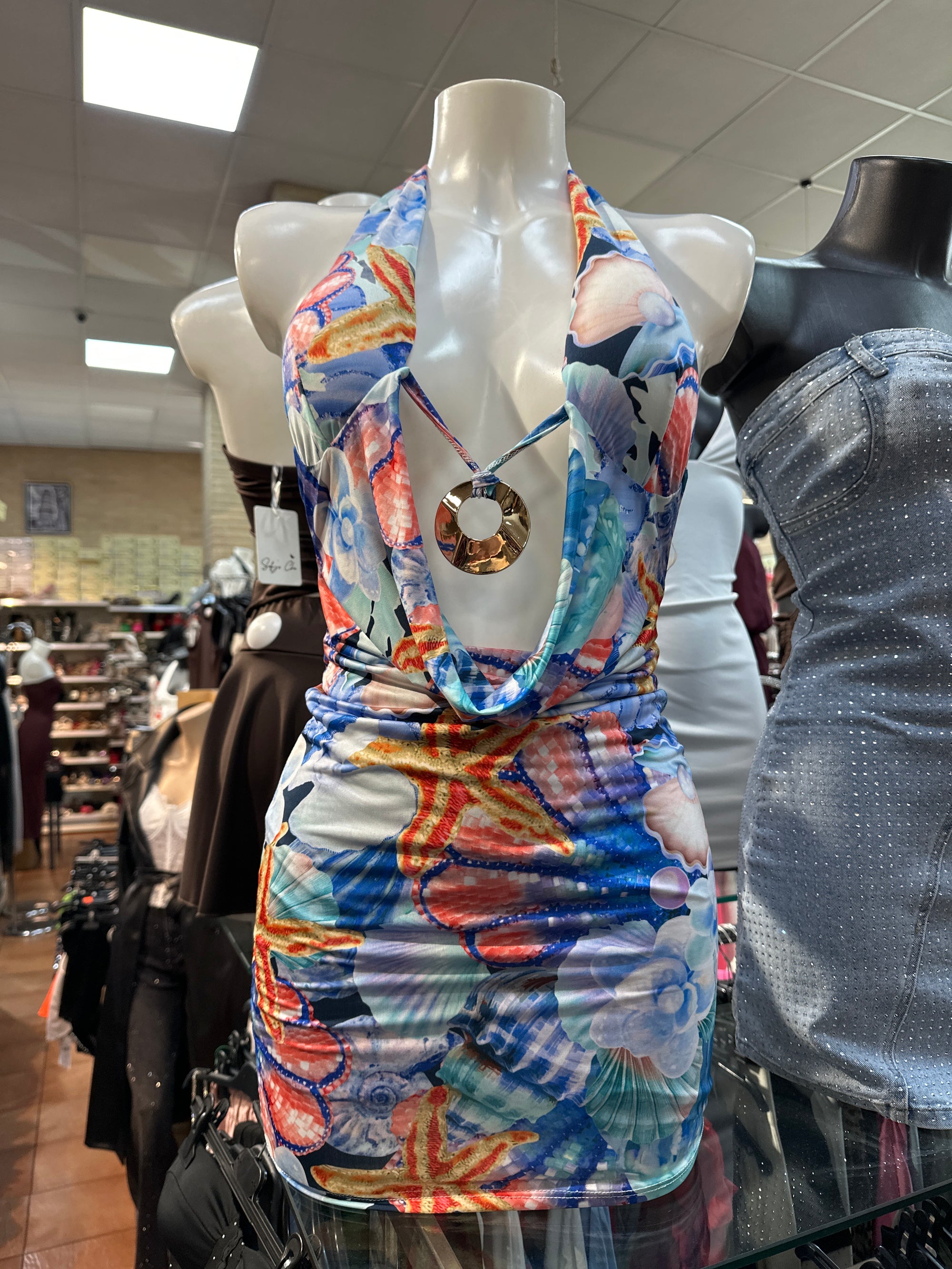 Vestito corto con scollatura profonda e dettaglio dettaglio cerchio dorato e la schiena scoperta | taglia unica