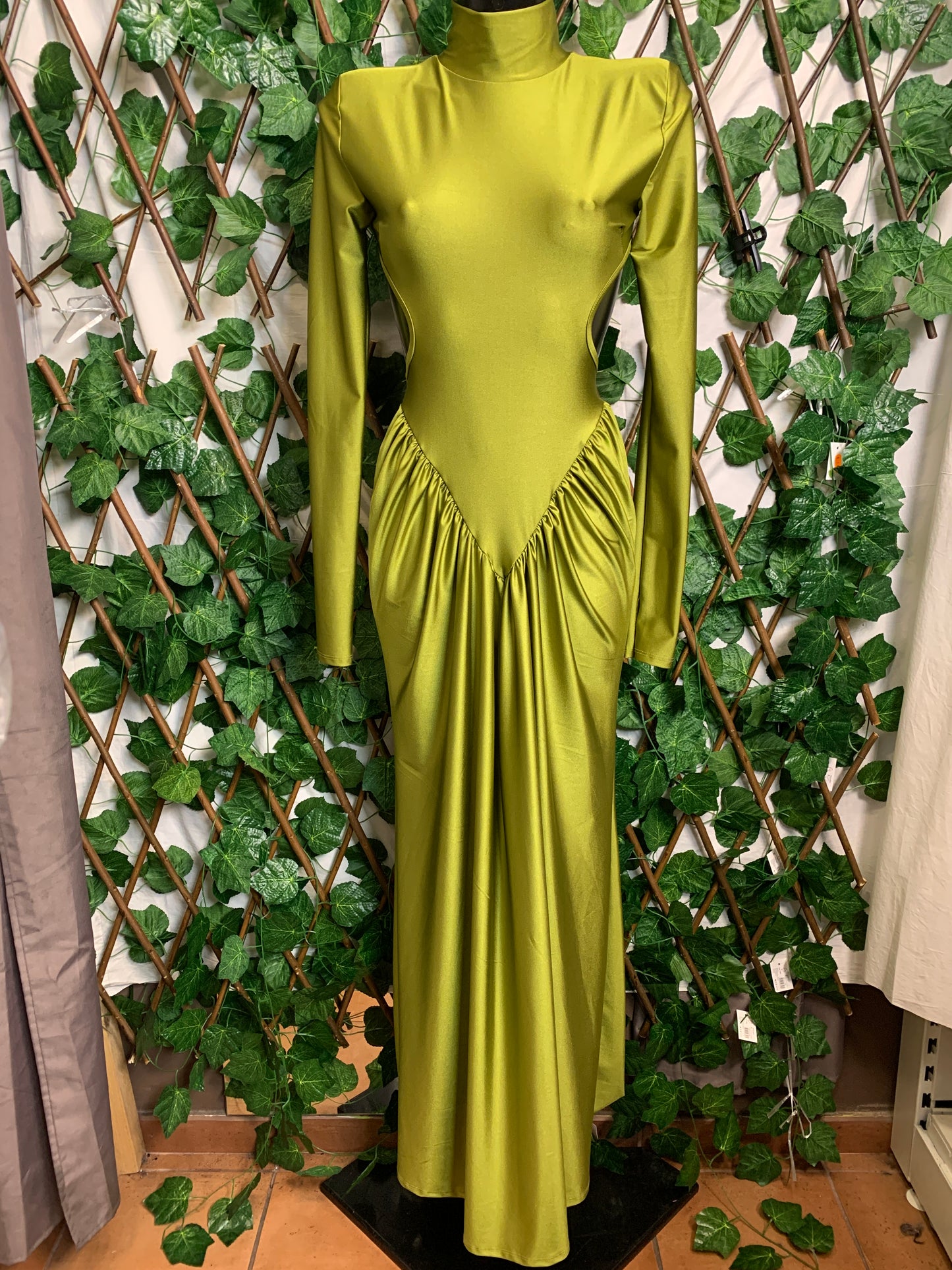 Vestito lungo con spalla imbottita e schiena scoperta