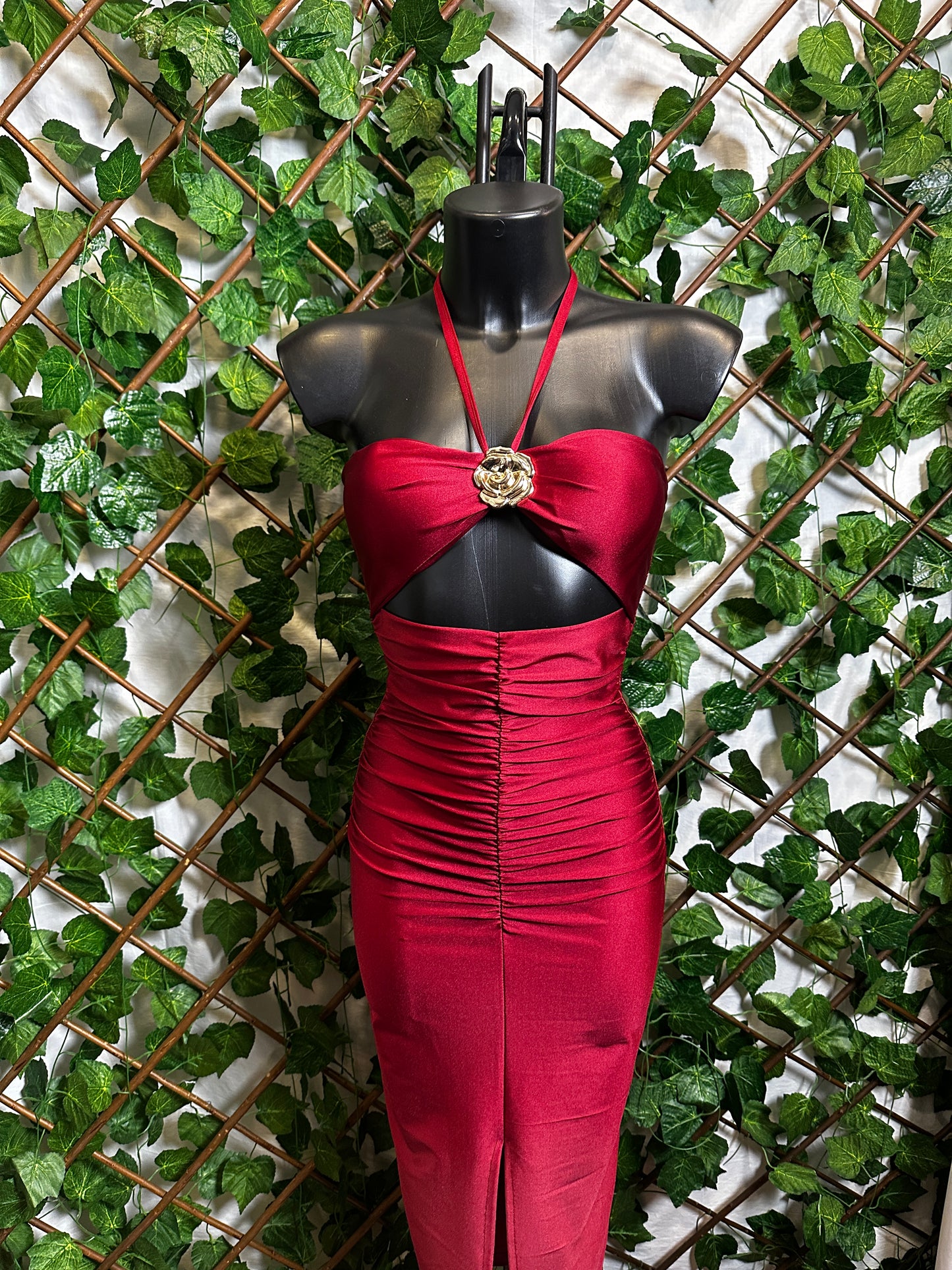 Vestito lungo con dettaglio fiore dorato e arricciatura sulla parte avanti